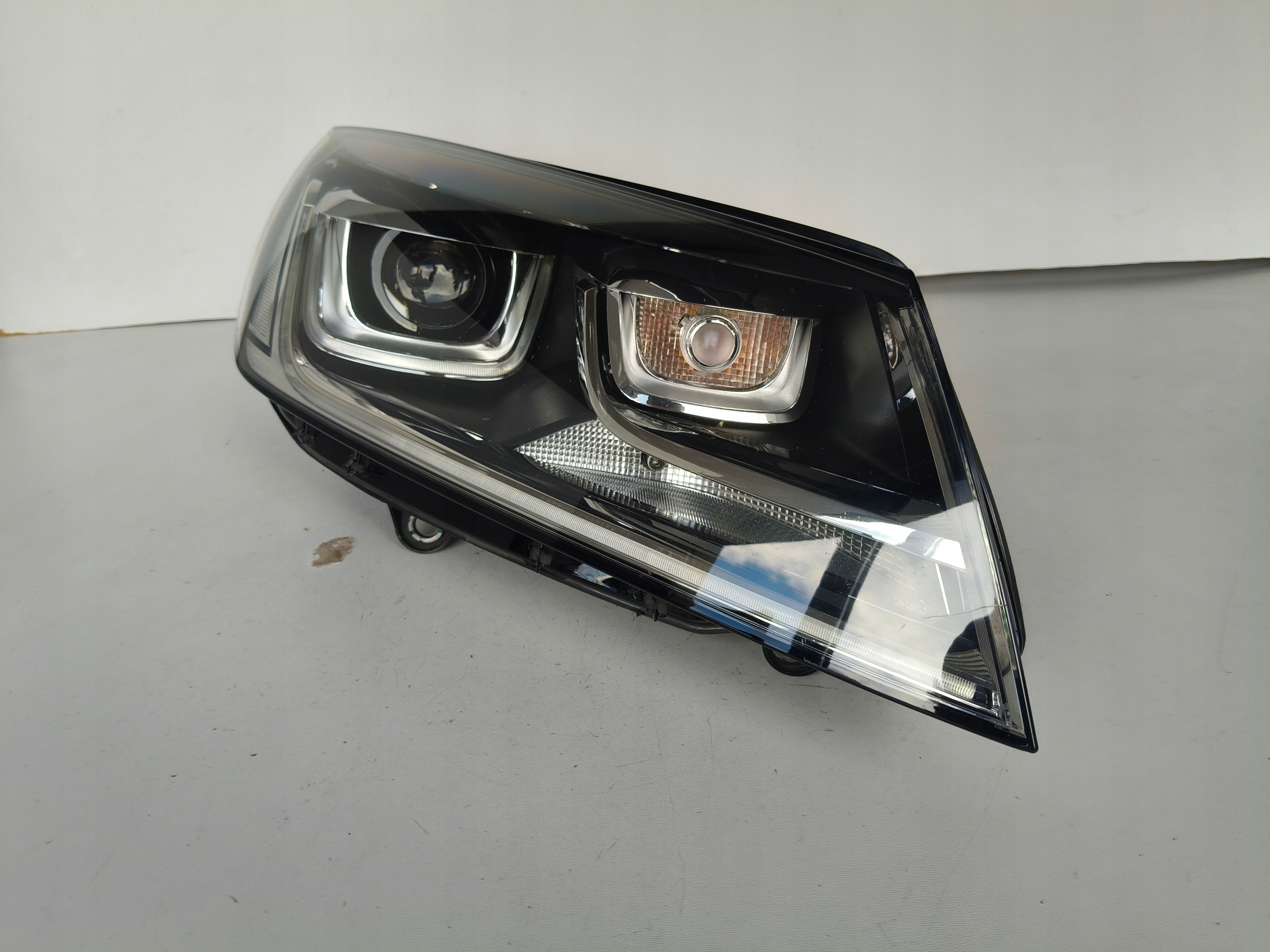 LAMPA PRAWA REFLEKTOR VW TOUAREG 7P6 14- LIFT XENON LED SKRĘTNY