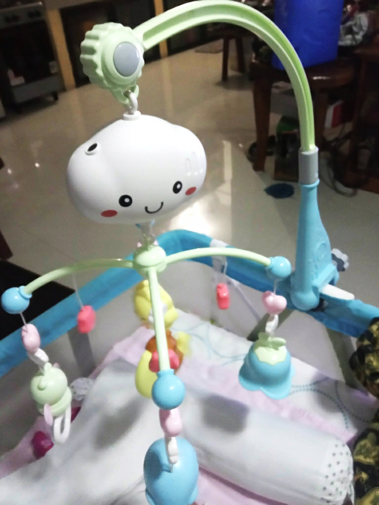 KARUZELKA DO ŁÓŻECZKA PROJEKTOR GWIAZD REGULACJA GŁOŚNOŚCI KSIĘŻYC ŚWIECI Wiek dziecka 0 +