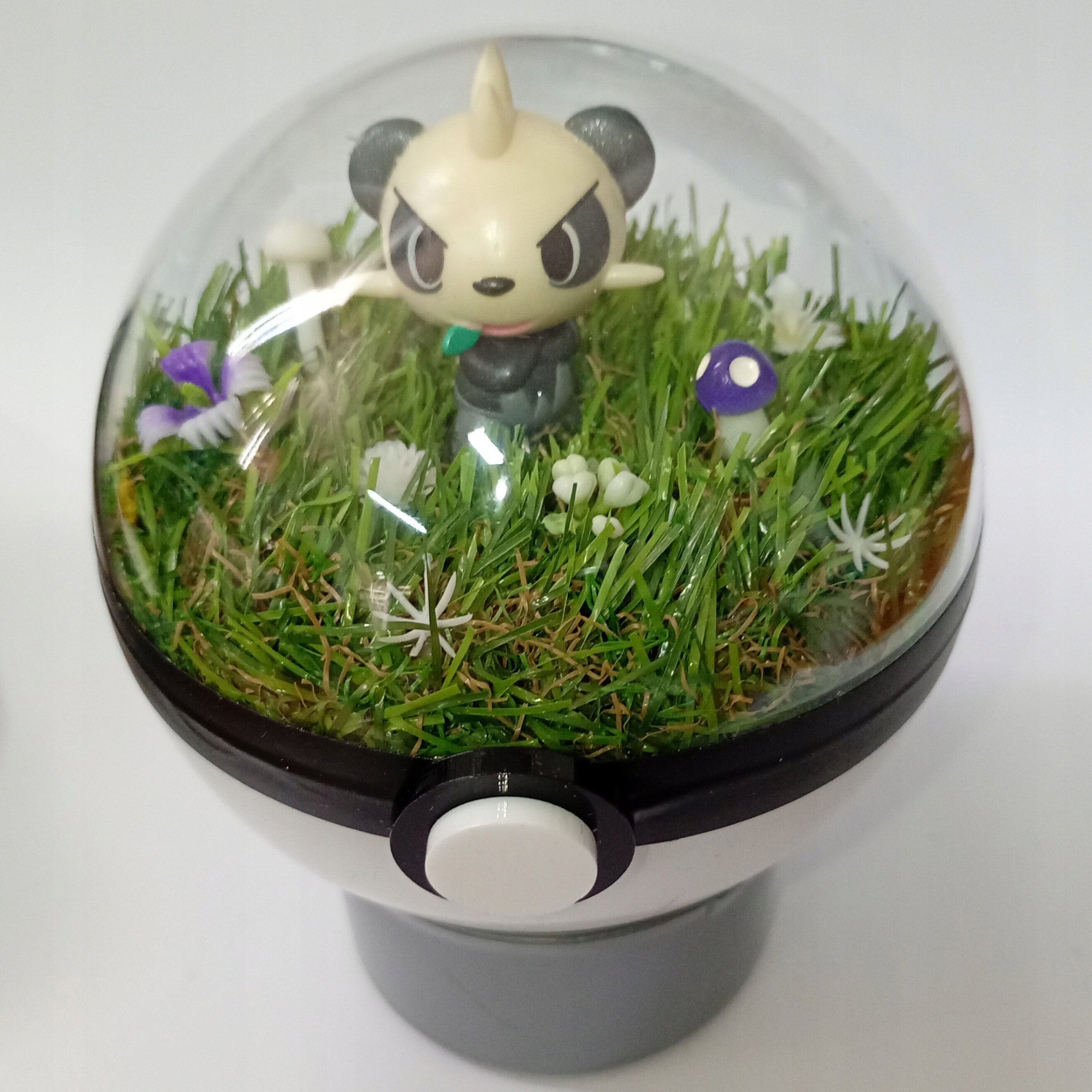 Pancham Pokeballové Terárium Unikátní Diorama Pokémon Ručně Vyrobené 10 CM