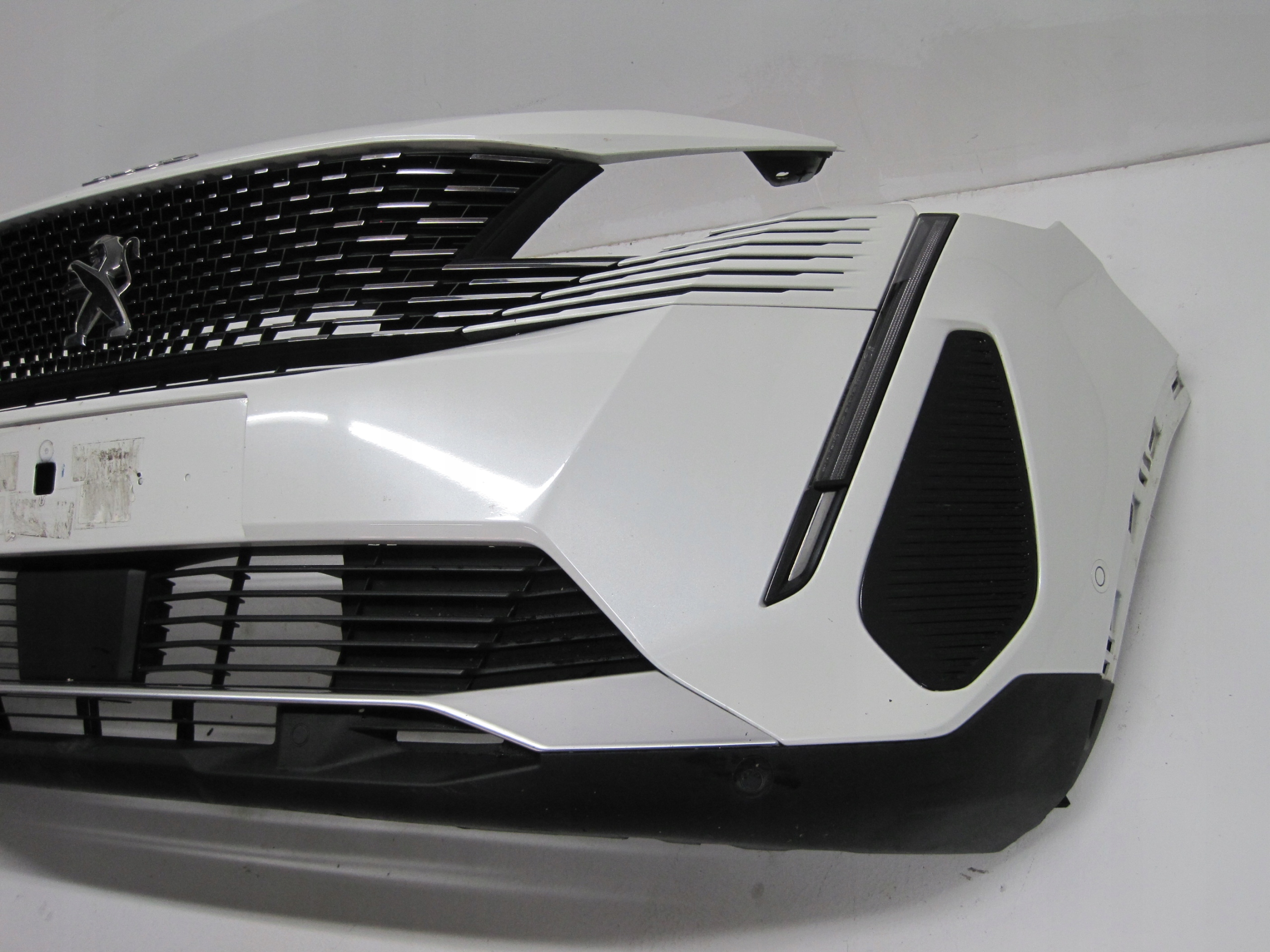 bumper front PEUGEOT 3008 II 6 PDC front
