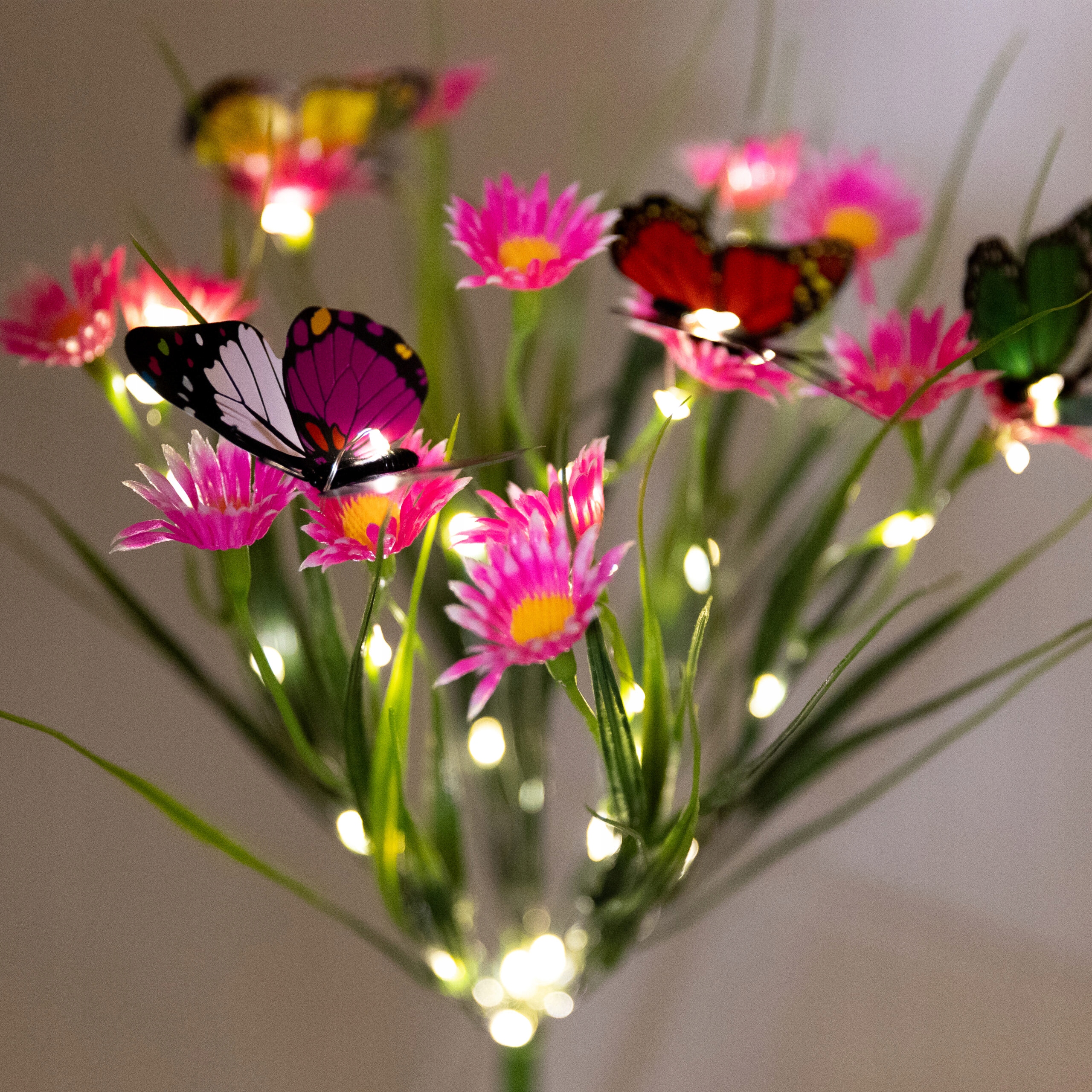 OGRODOWA LAMPA SOLARNA LED WBIJANA ŁĄKA 70 CM Marka Vergionic