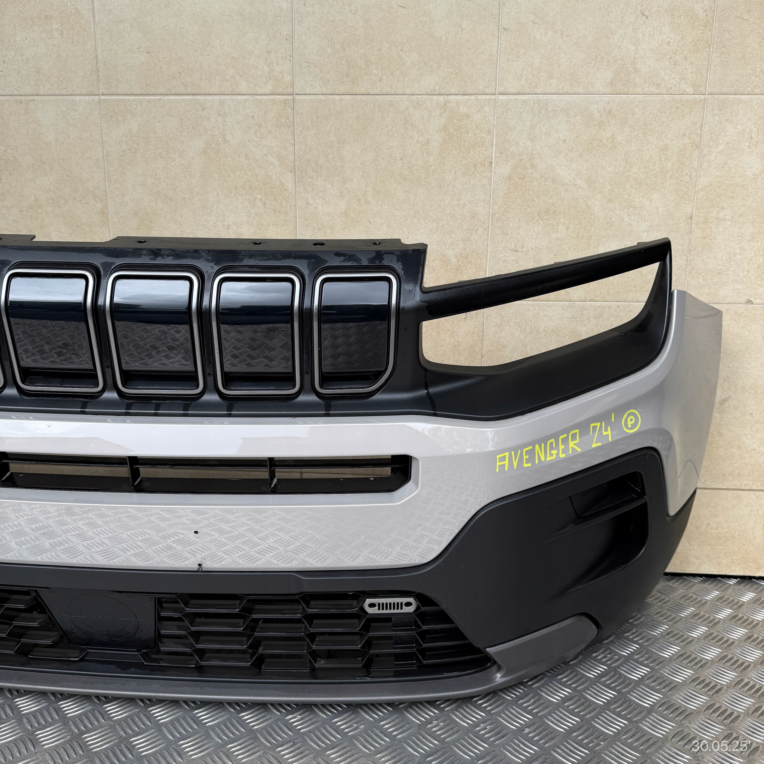 Frontstoßstange komplet JEEP AVENGER 2024 ROK