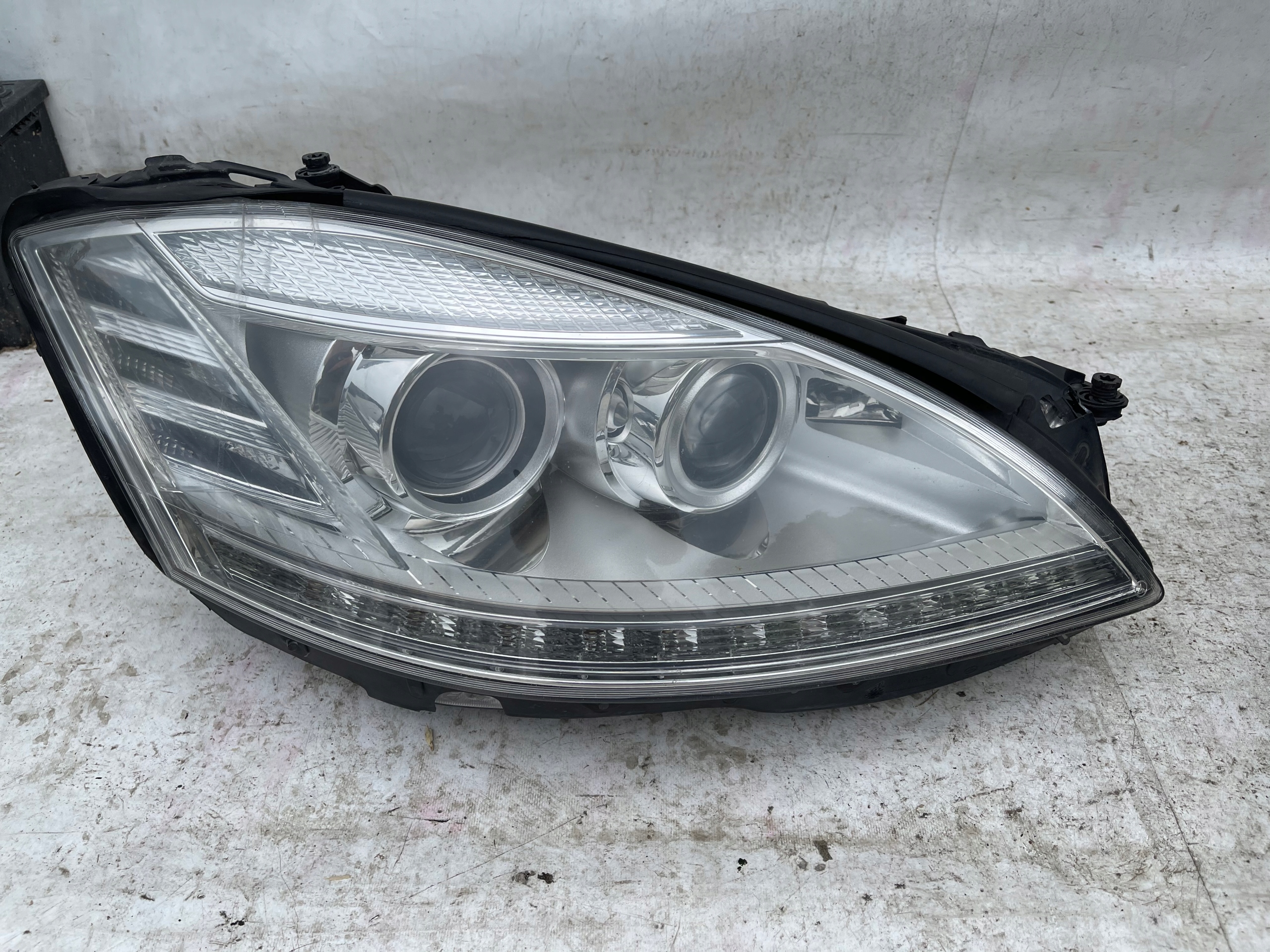 LAMPA PRAWA MERCEDES S-KLASA W221 LIFT XENON PRZÓD Strona zabudowy prawa