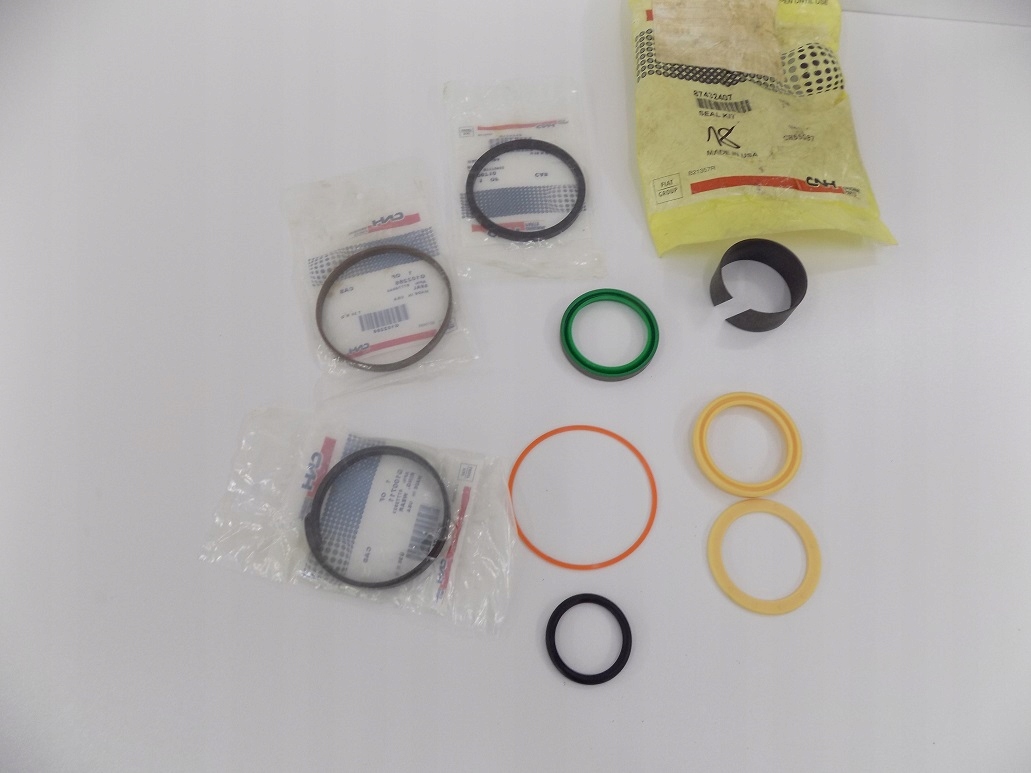 CNH NEW HOLLAND ZESTAW USZCZELNIEN SILOWNIKA