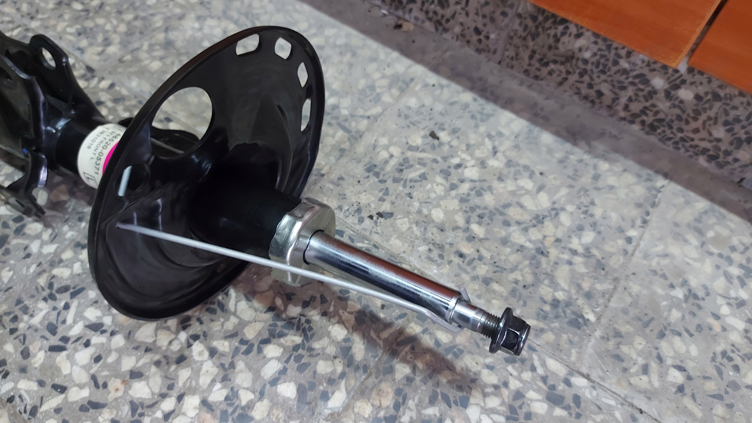 shock absorber left front TOYOTA AVENSIS T27