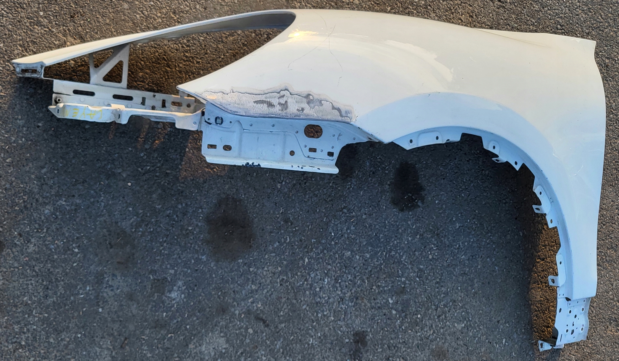 fender left front PORSCHE CAYENNE 7P OE BIALY