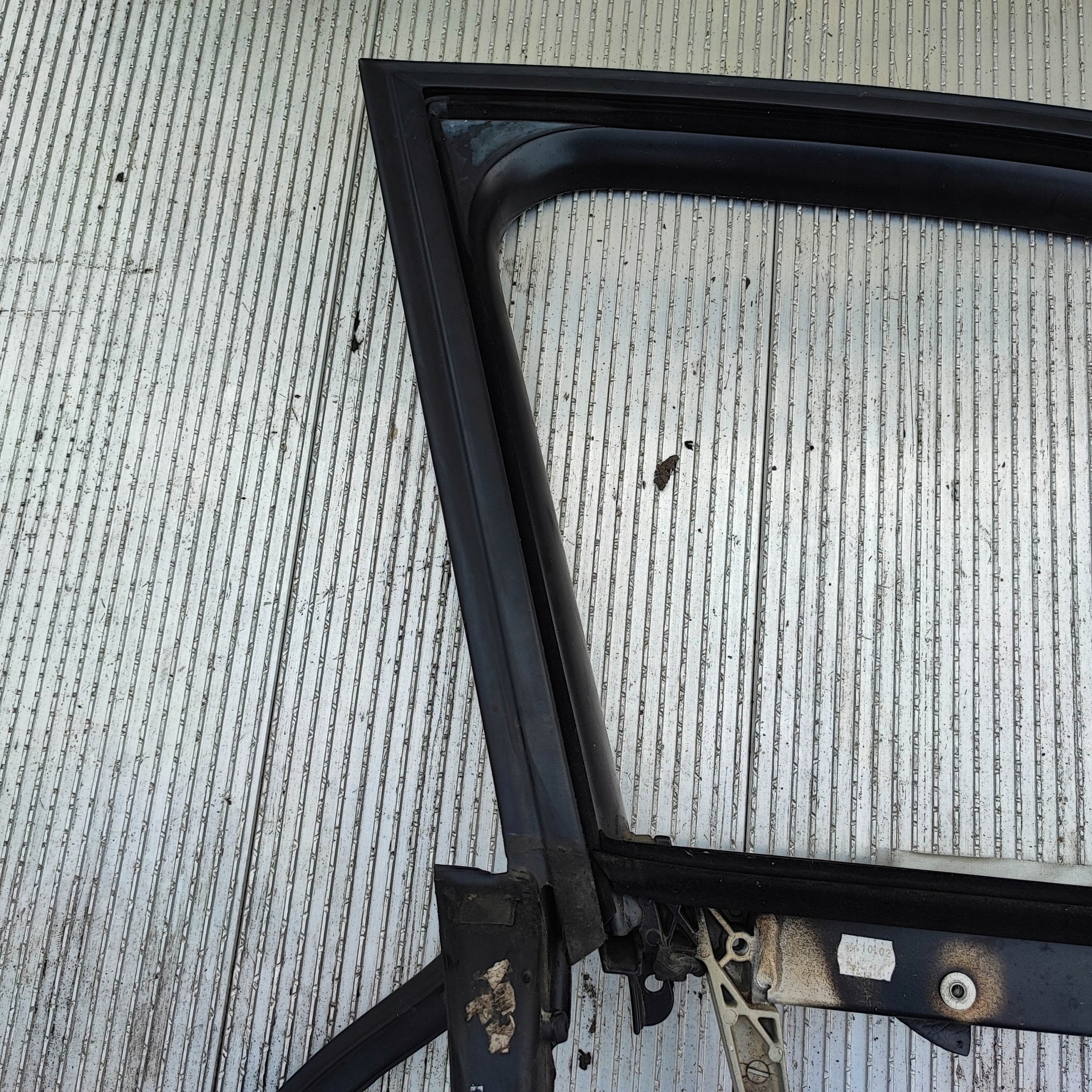 RAMKA USZCZELKA PRAWY PRZÓD AUDI A4 B6 SEDAN KOMBI Producent części Audi OE