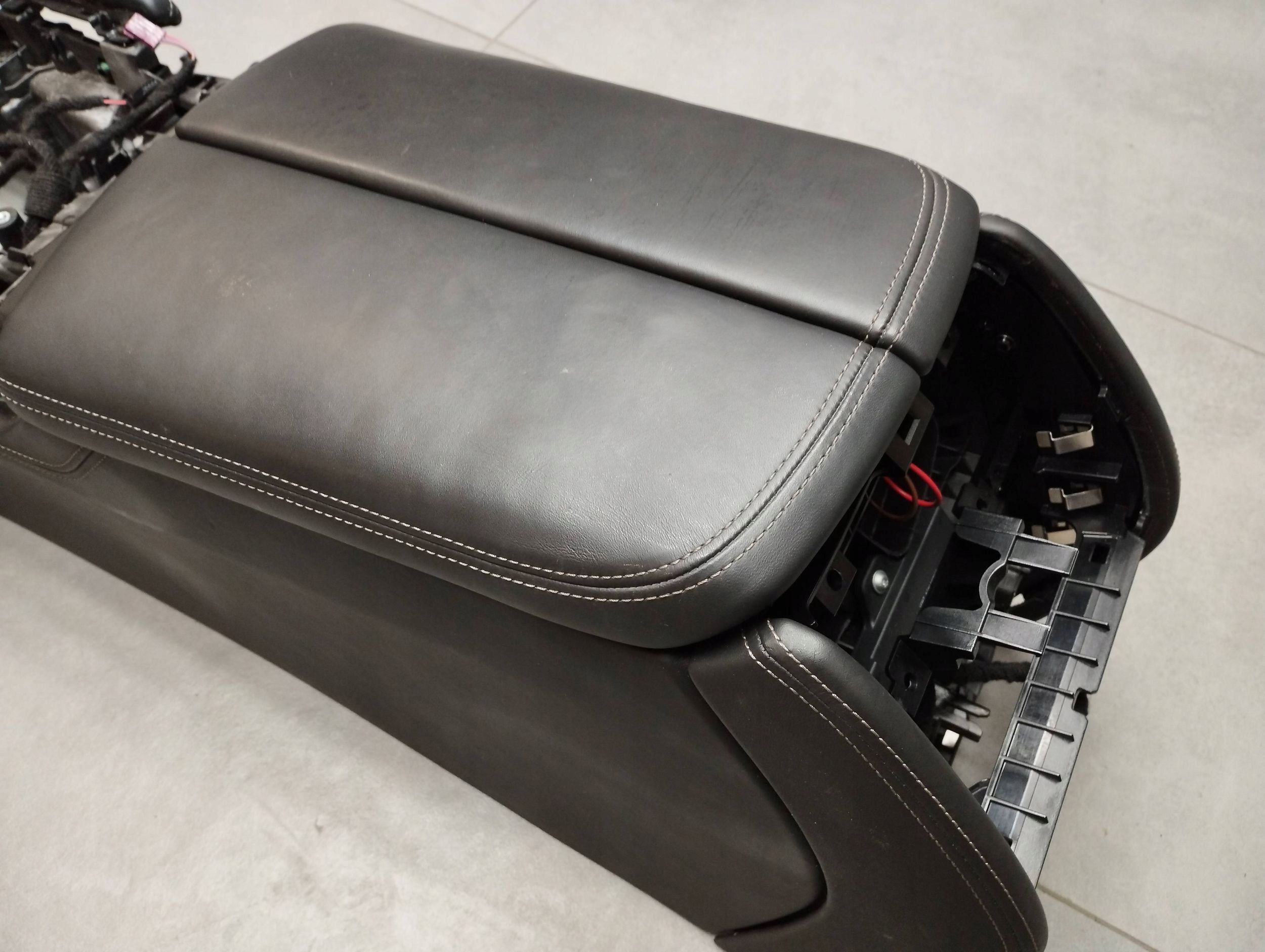 BMW 7 G11 TUNEL bracciolo 94250521 UK