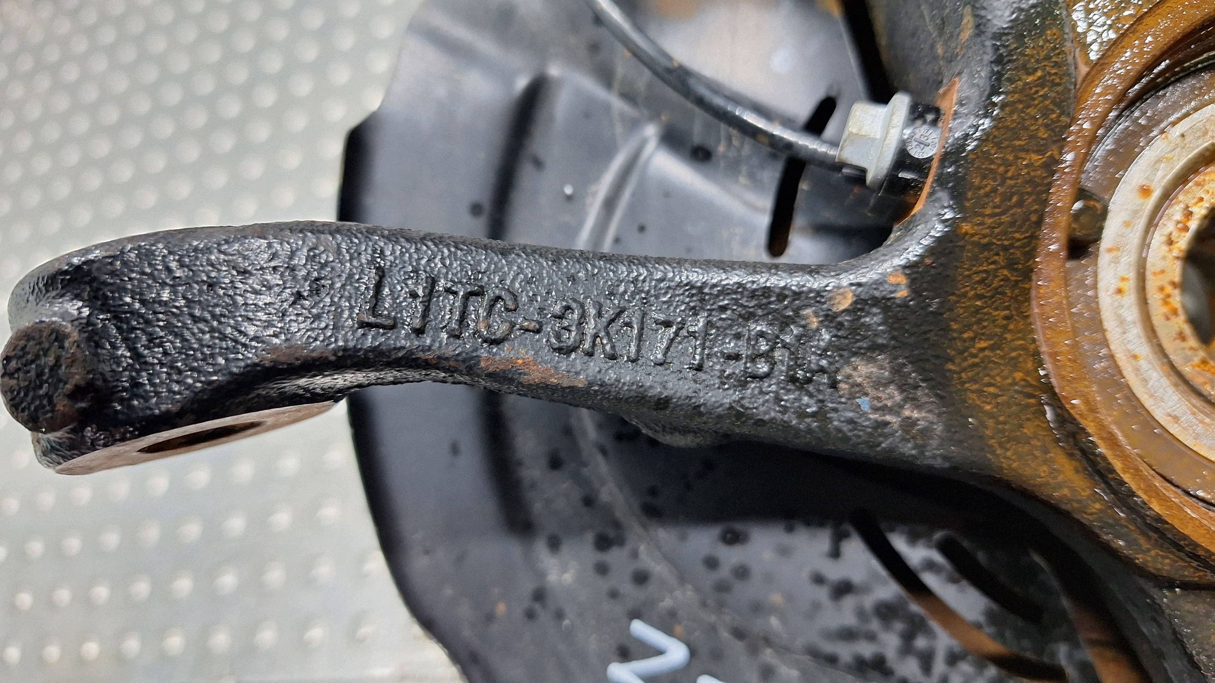 otoč čepu kotouč levý předek L1TC-3K171-B1A FORD PUMA MK2