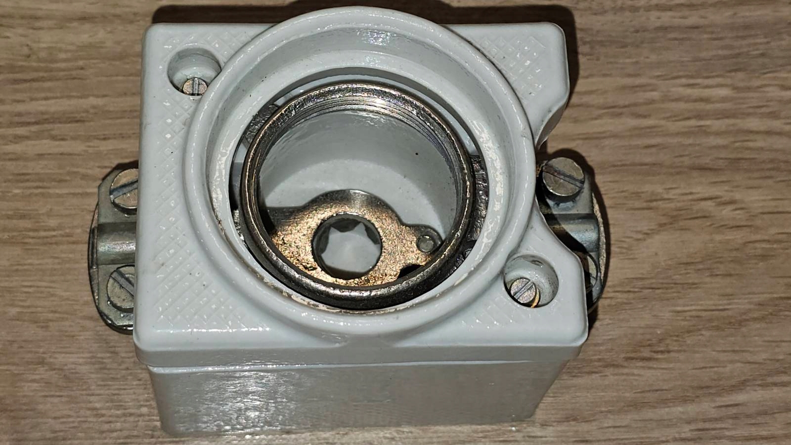 GNIAZDO PORCELANOWE BEZPIECZNIKOWE TYP Bi-Gsop 100A 660V