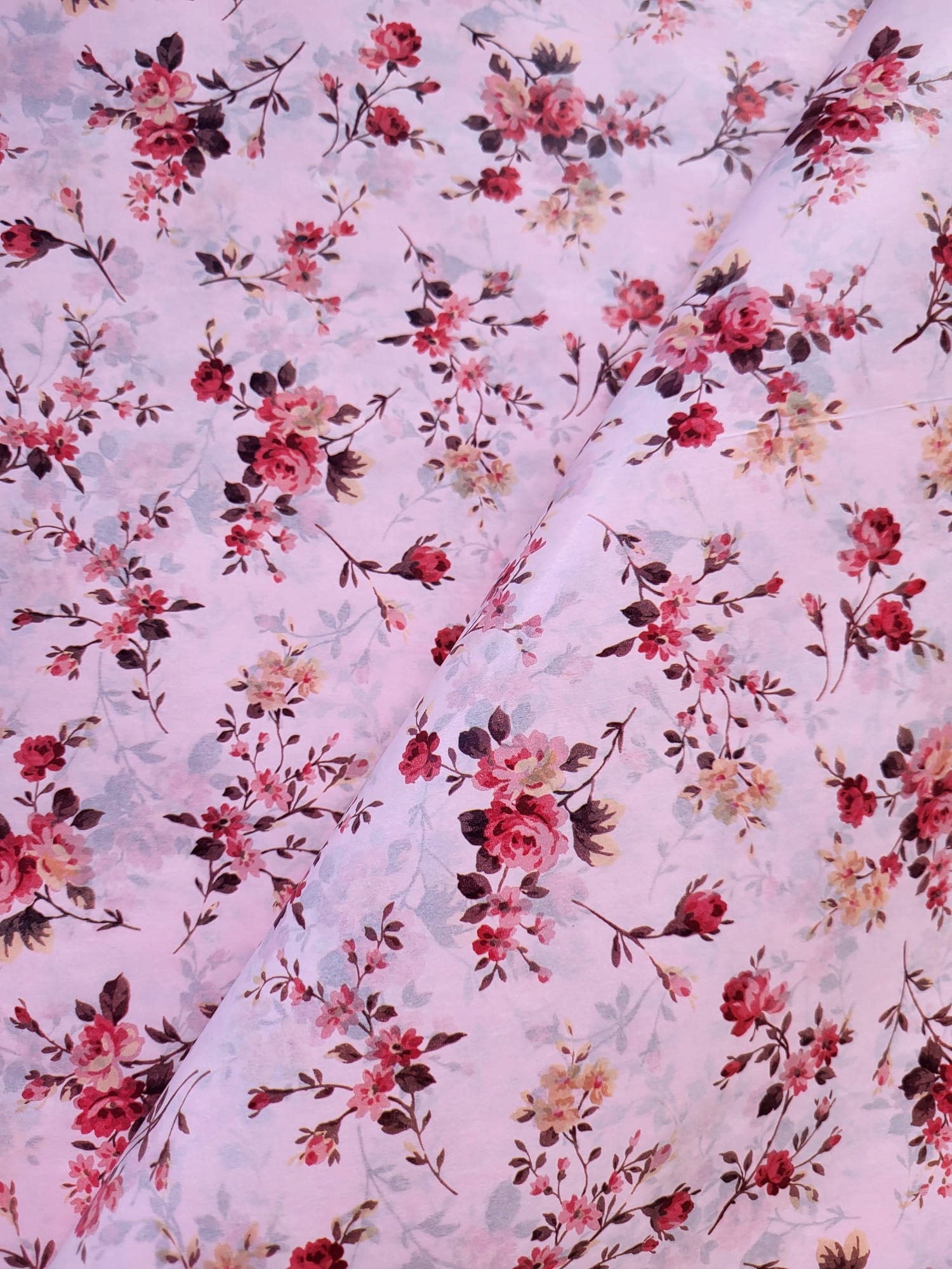 Růže na růžovém ozdobném papíru – 240 listů – 50 x 75 cm