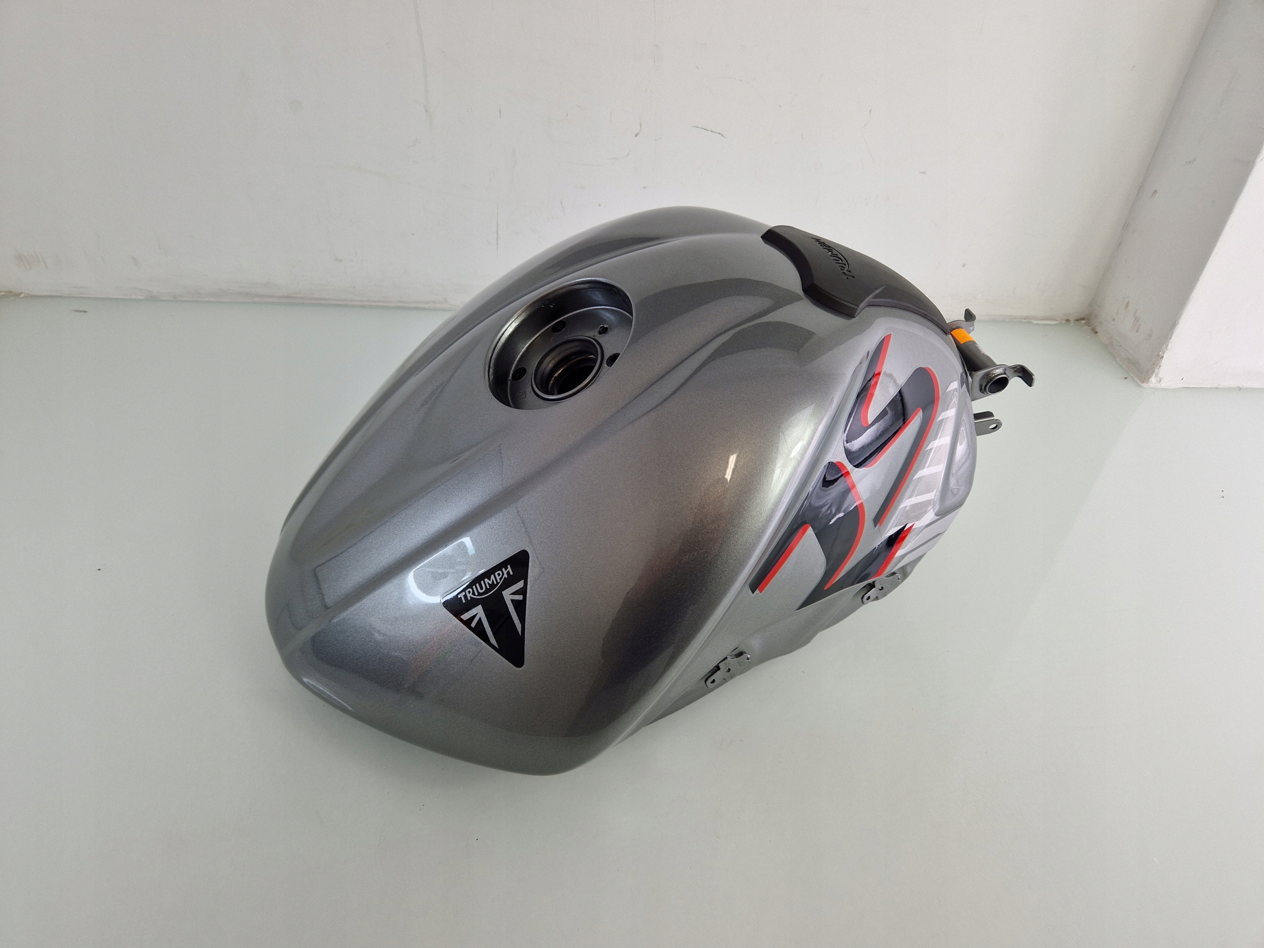 T2401421 - I766 TRIUMPH STREET TRIPLE 765 RS бак танк `17