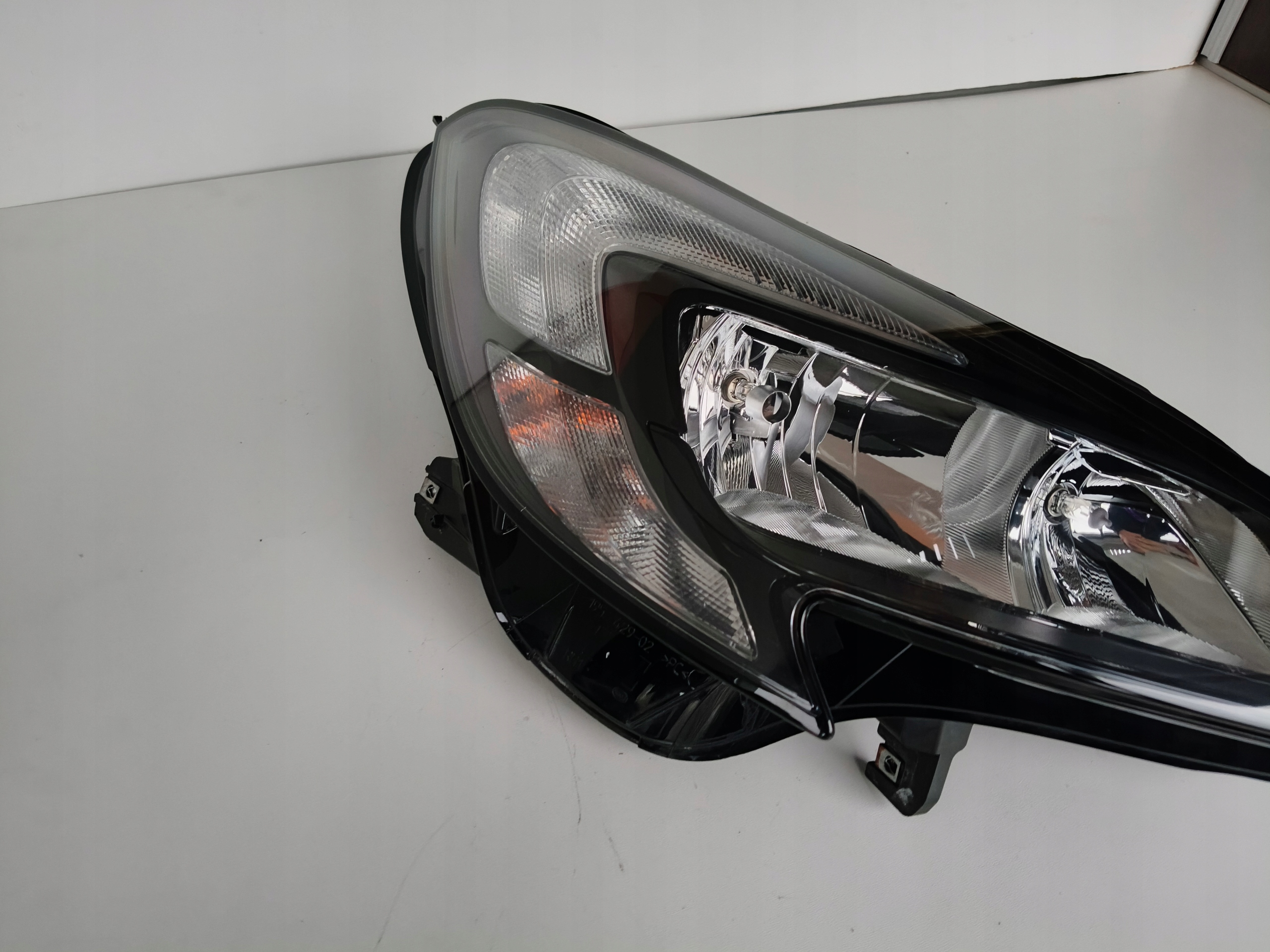far desna REFLEKTOR OPEL CORSA E 14