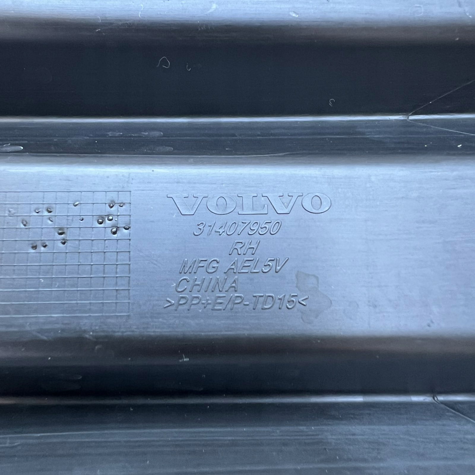 VOLVO XC40 grid of a bumper right front 31407950