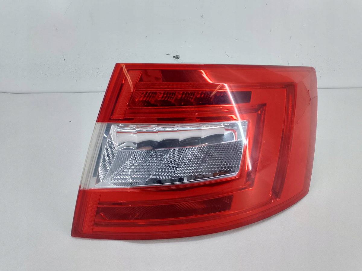 LAMPA TYLNA PRAWA SKODA OCTAVIA III 185311-02 LIFTBACK