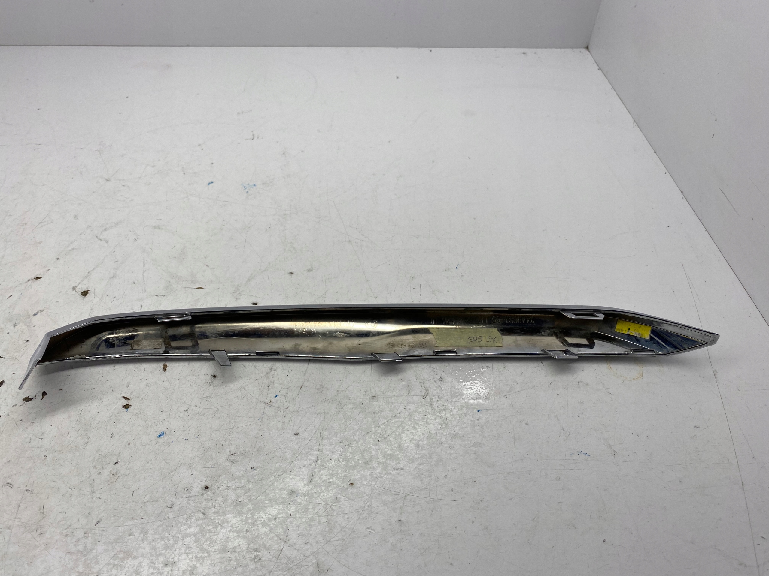 BMW X5 G05 lišta CHROM nárazníku předek L 7449681