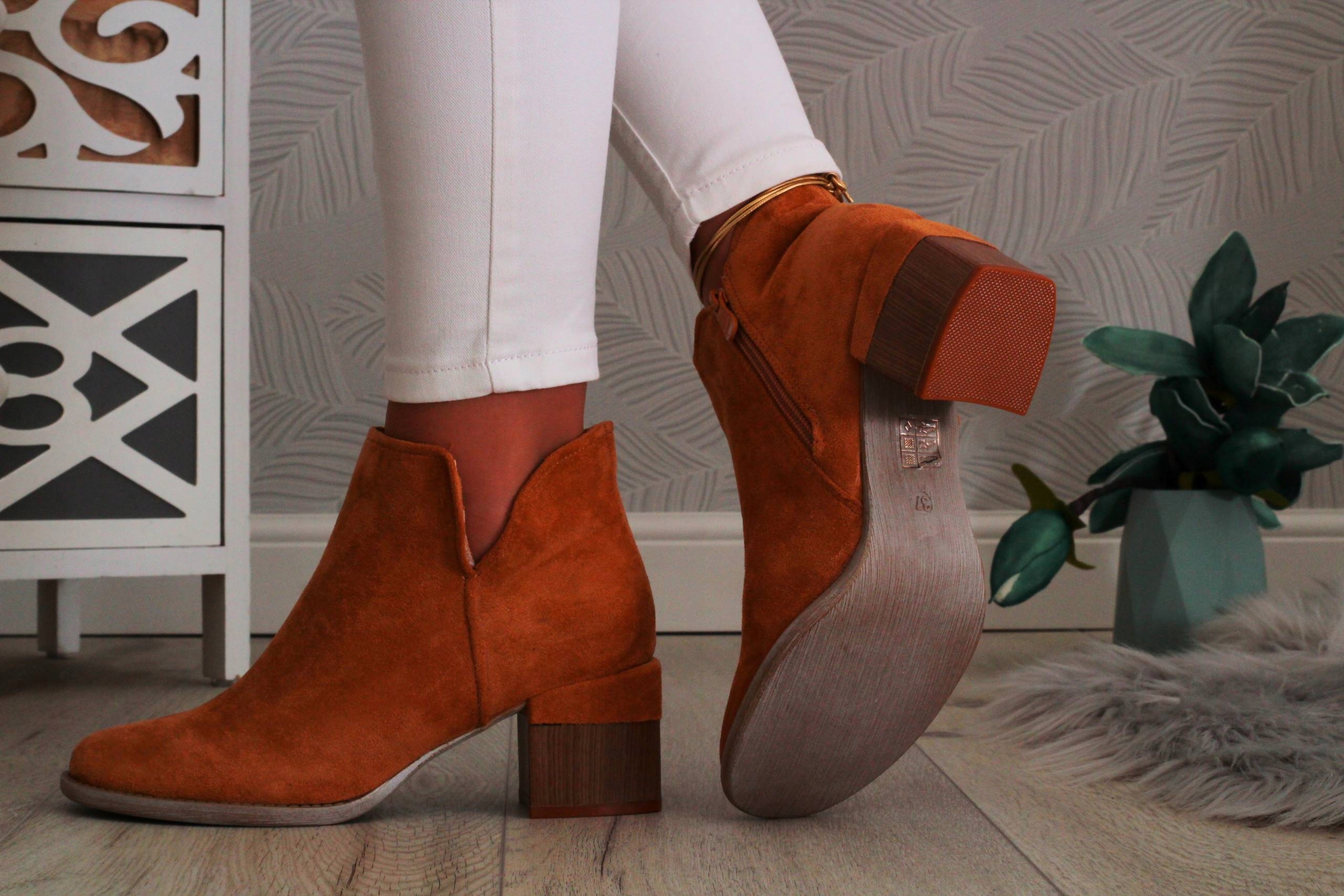 BOTKI BUTY DAMSKIE ELEGANCKIE Z WYCIĘCIEM SŁUPEK Model BOTKI ZAMSZOWE