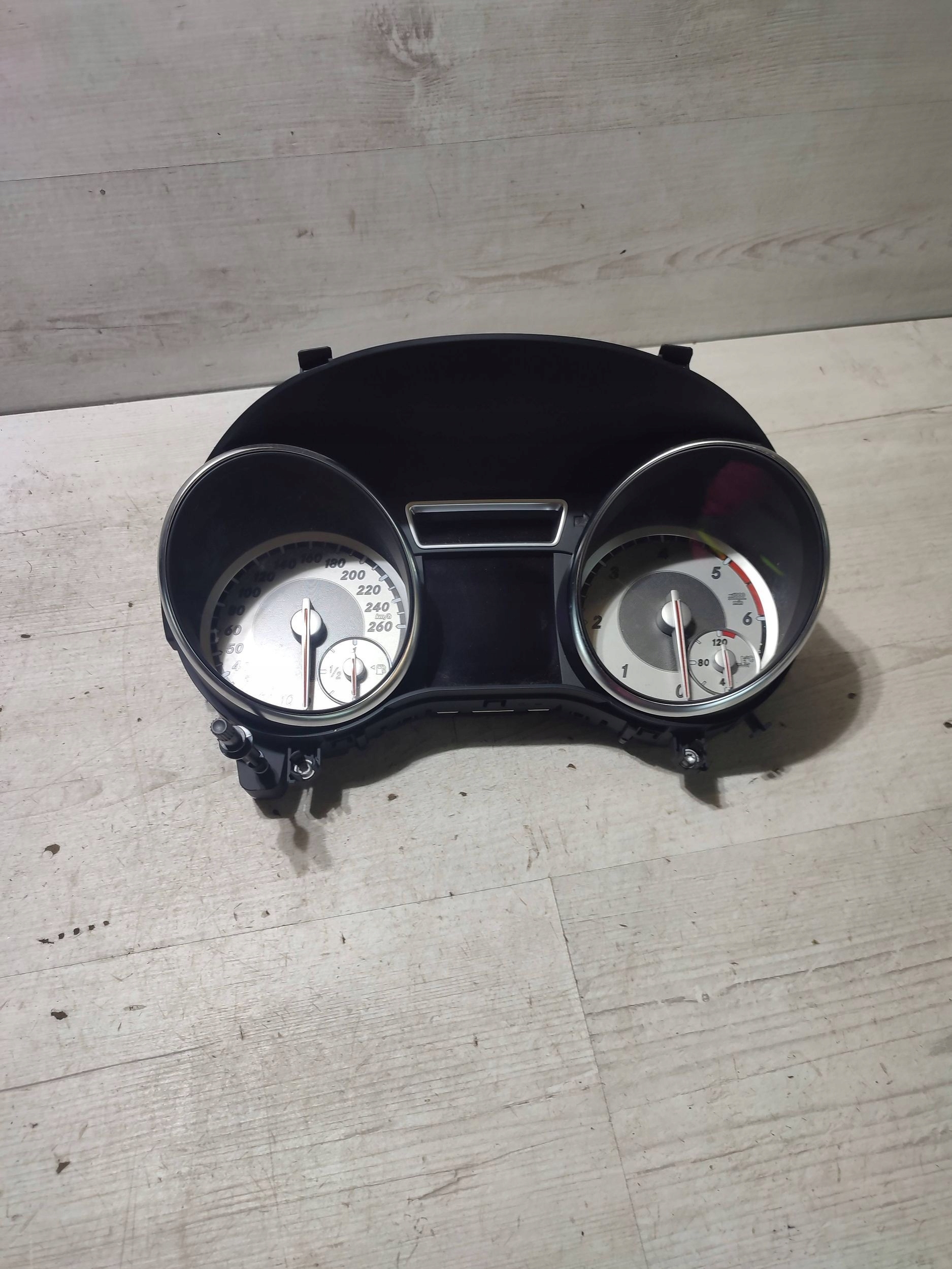 Mercedes-Benz GLA W156 2015 dials / Predkosciomierz