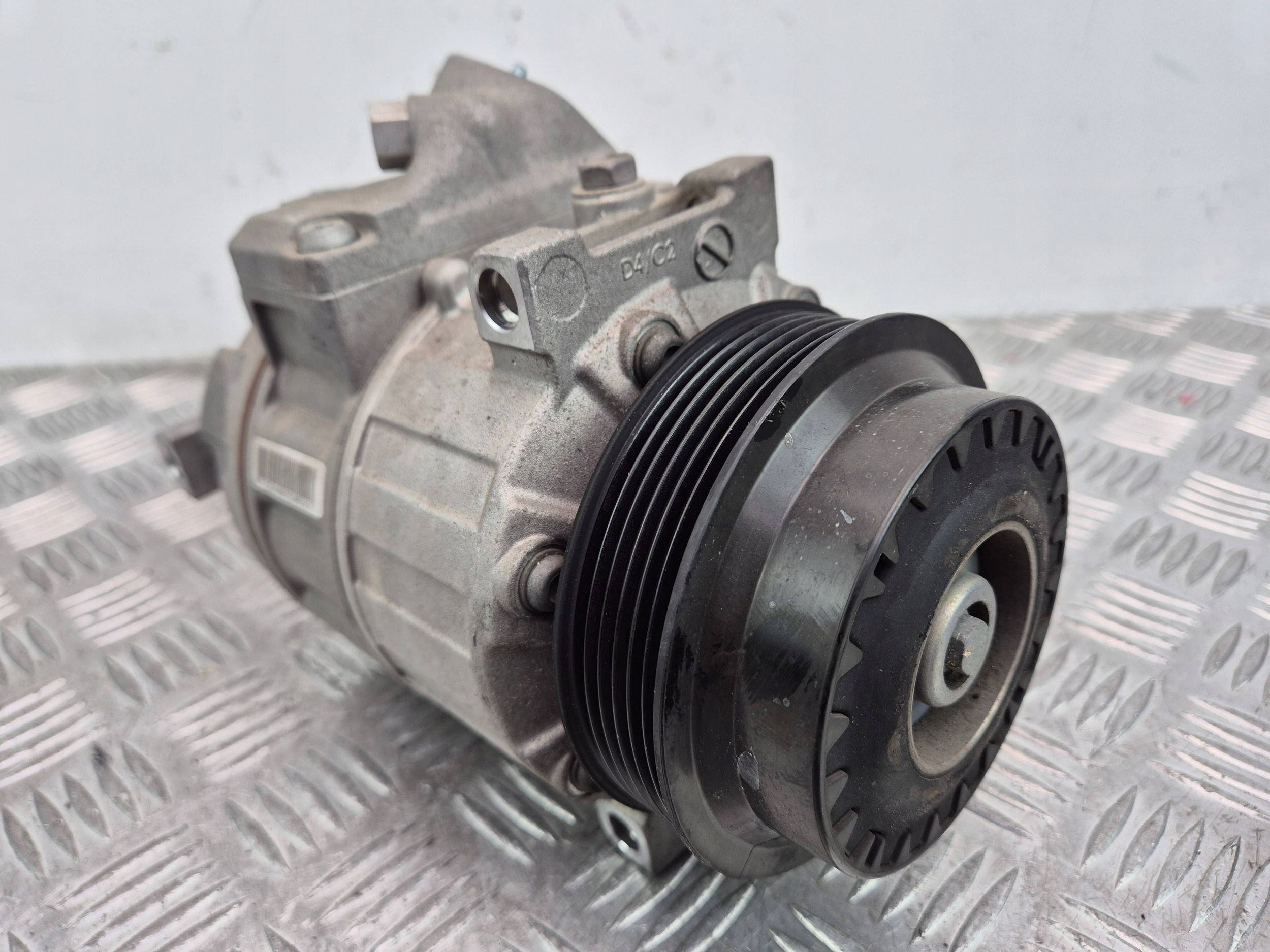 Mercedes E200 CGI W212 compressor; compressor of the air conditioning A0008307800