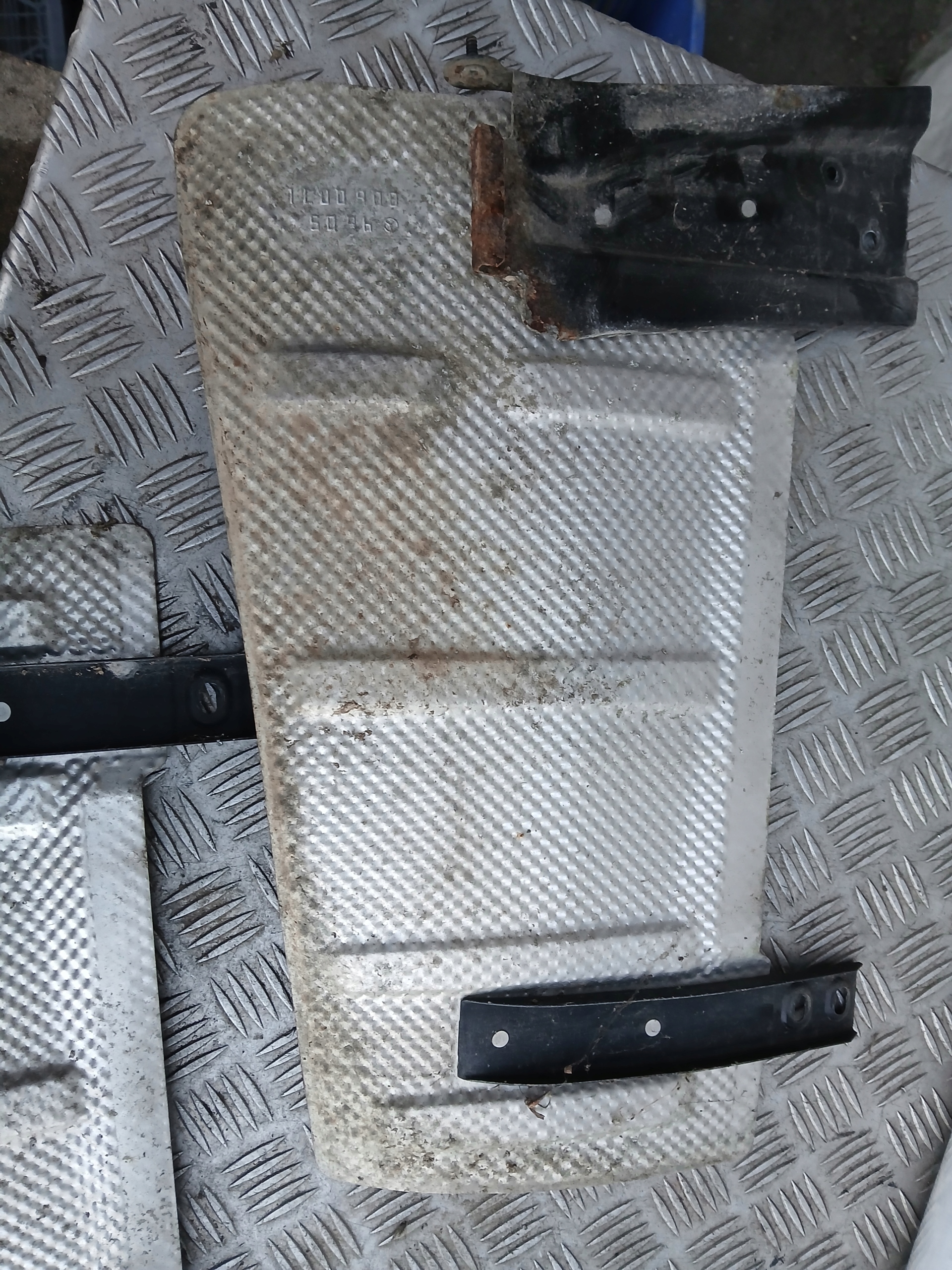 MERCEDES W211 Blende Abdeckung TERMICZNA TLUMIKA links oder rechts