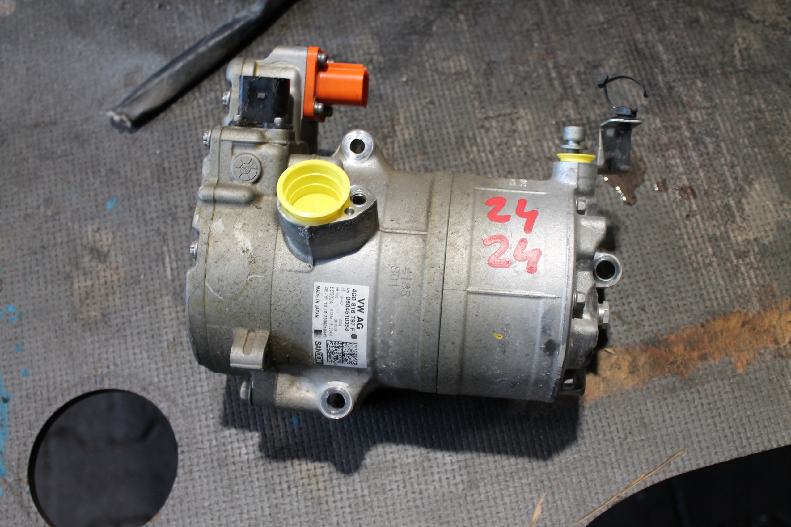 2424. Klimakompressor klimaanlage AUDI 4G0816797F