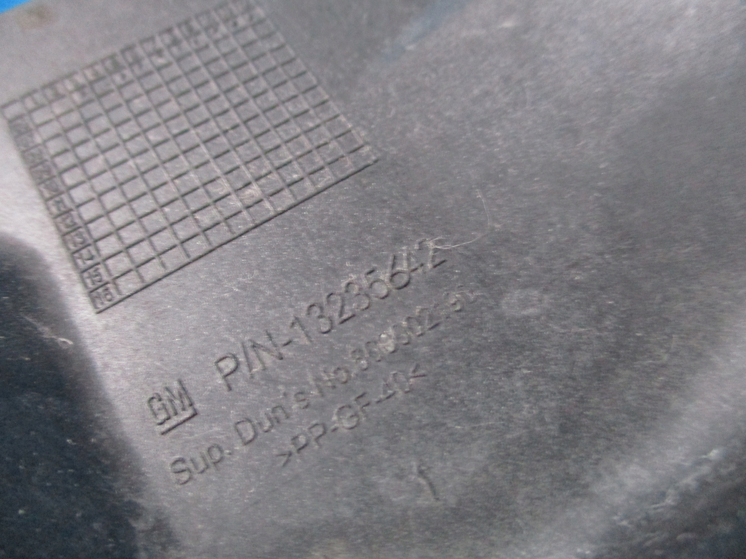 PODSTAWA AKUMULATORA OPEL CORSA D 1.2 13235642 Producent części Opel OE