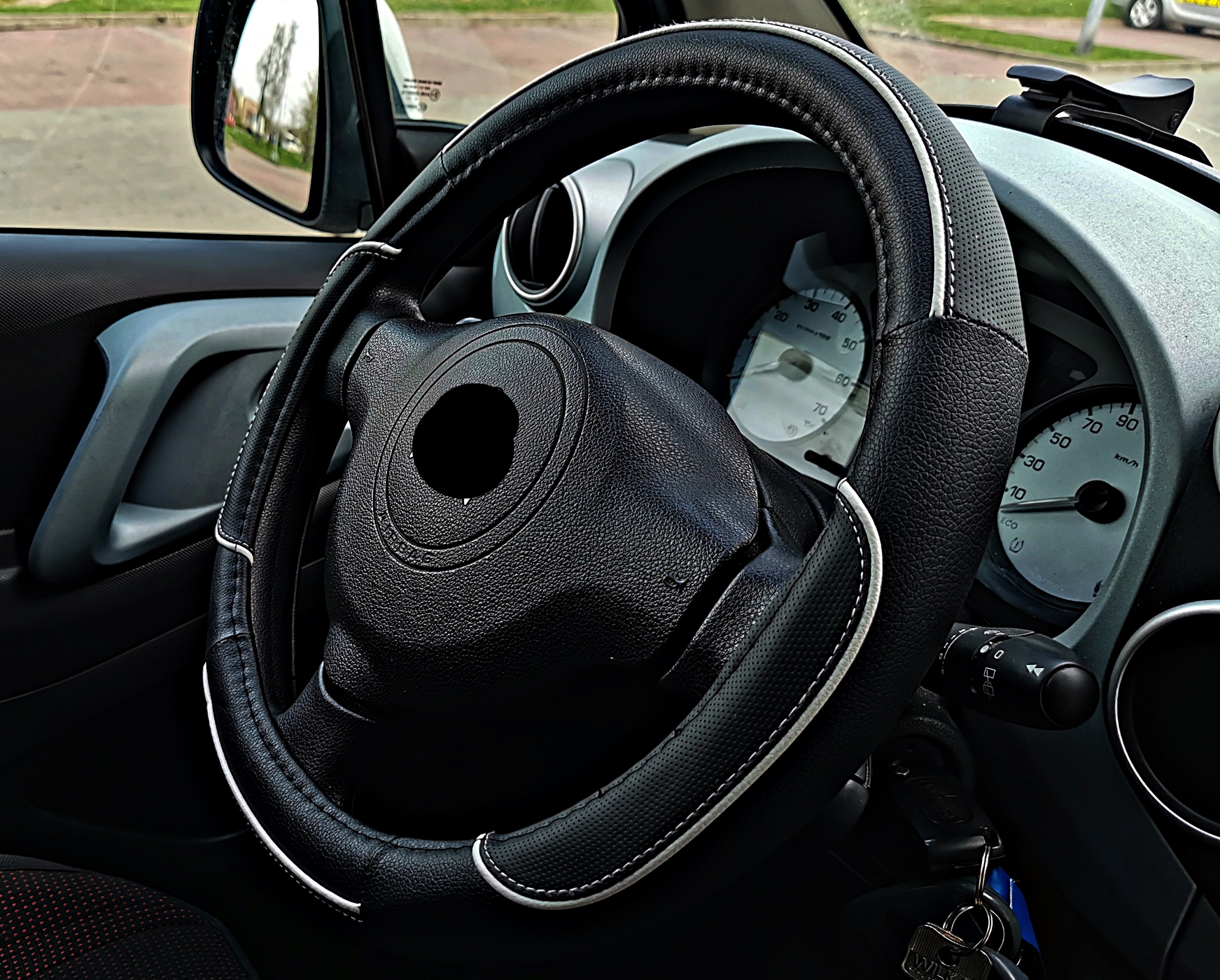 Mazda 2 3 5 6 CX3 CX5 CX30 Pokrowiec na kierownice czarny z białą lamówką Stan opakowania oryginalne