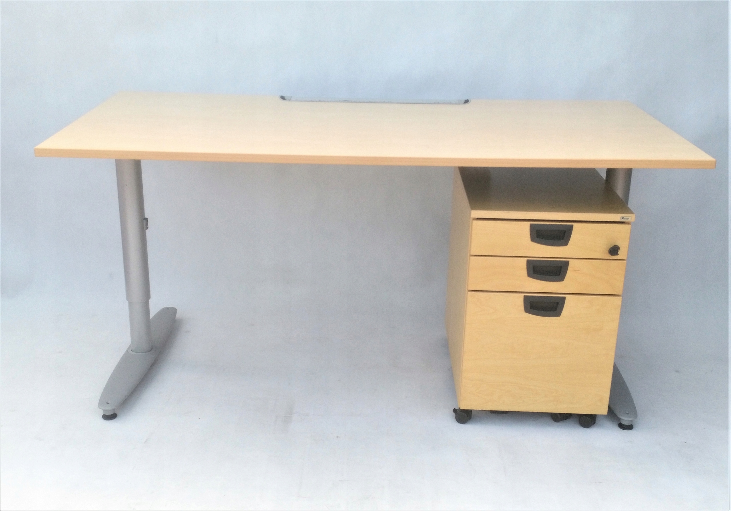 biurko Kinnarps seria T + organizer Kinnarps klon