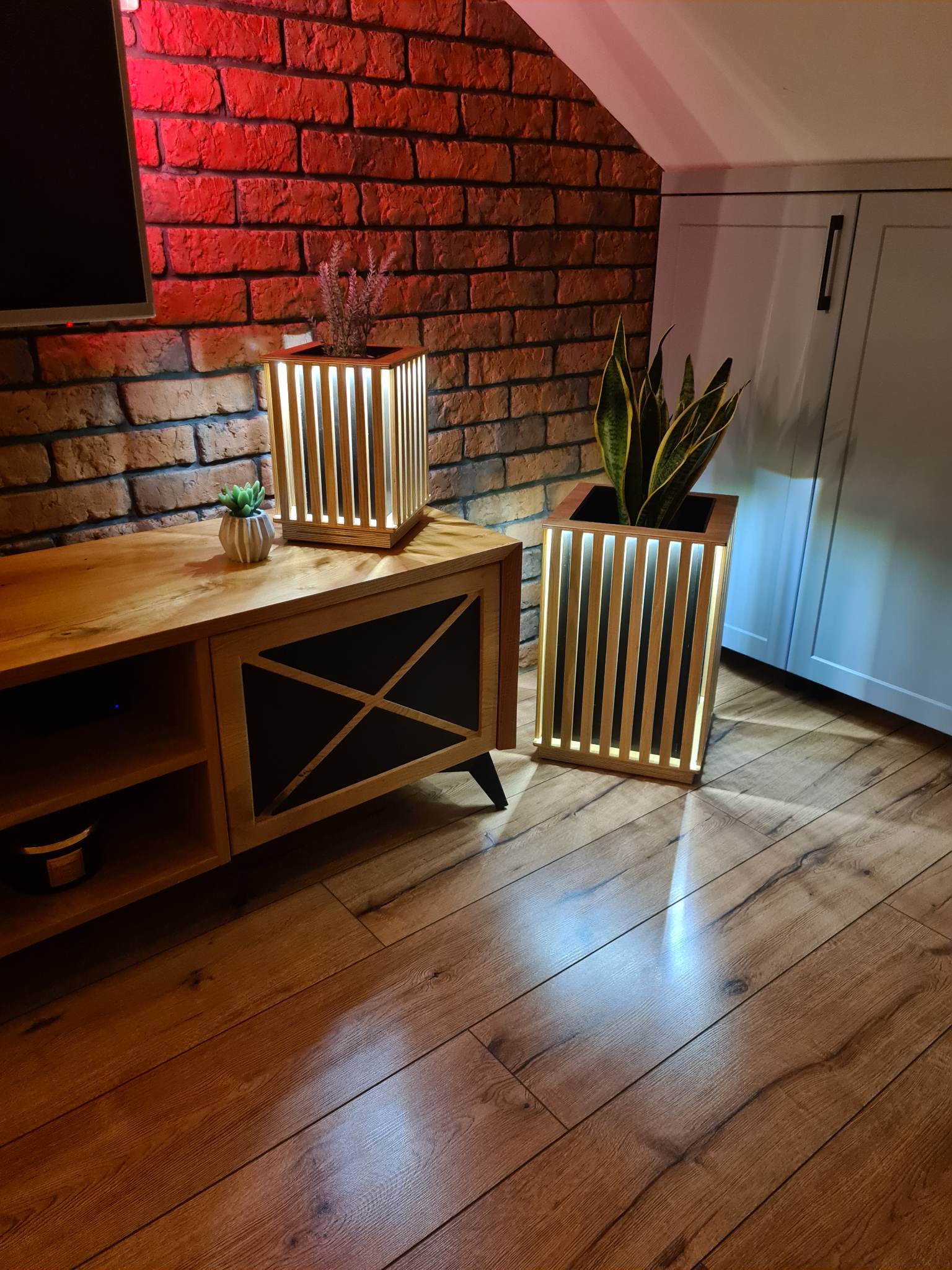 Donica z lameli dębowych kwadrat 2w1 LED 48cm Materiał drewno
