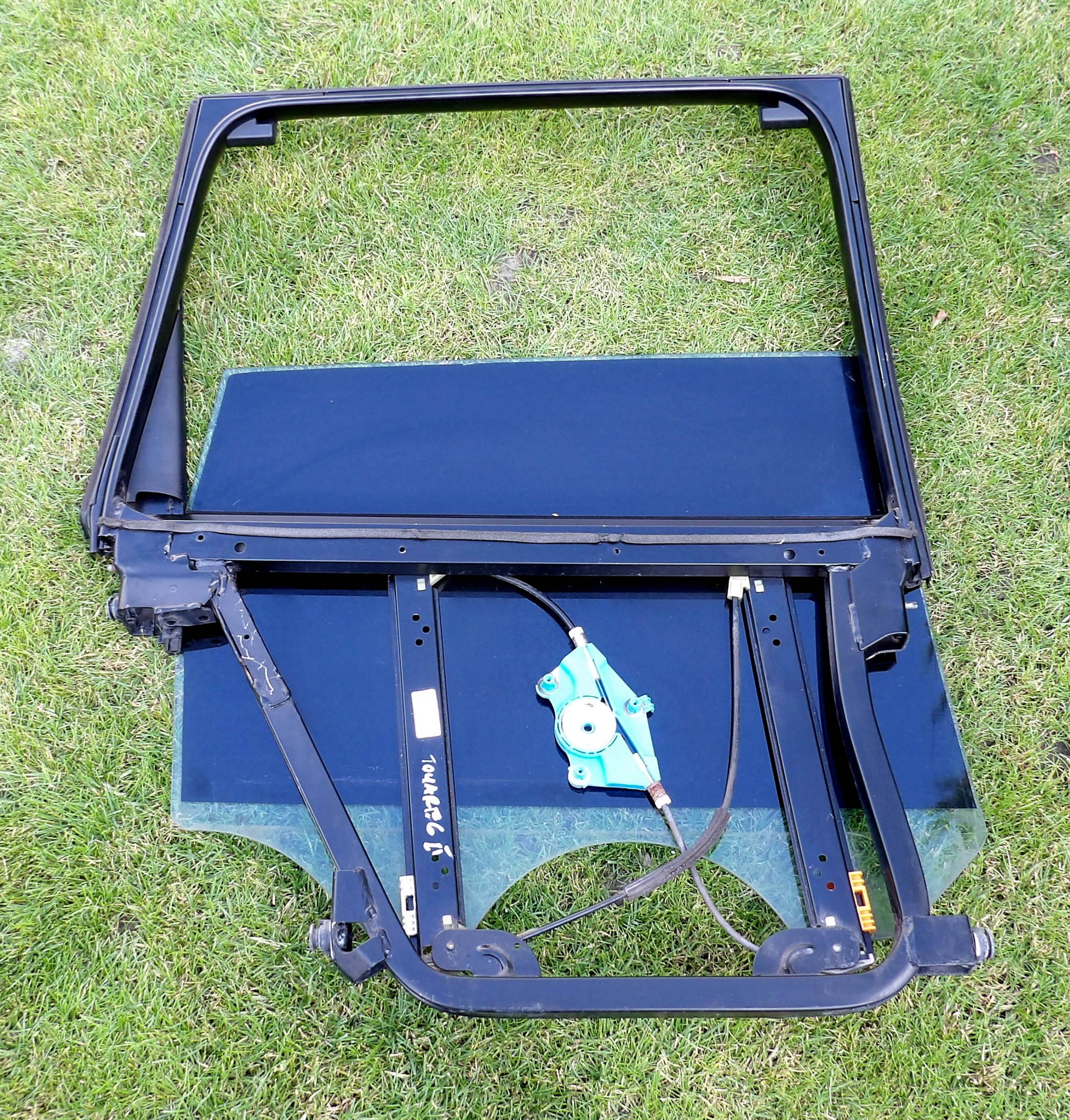 TOUAREG 7L RAMKA DRZWI SZYBA, PODNOŚNIK LEWY TYŁ Strona zabudowy tył - lewa