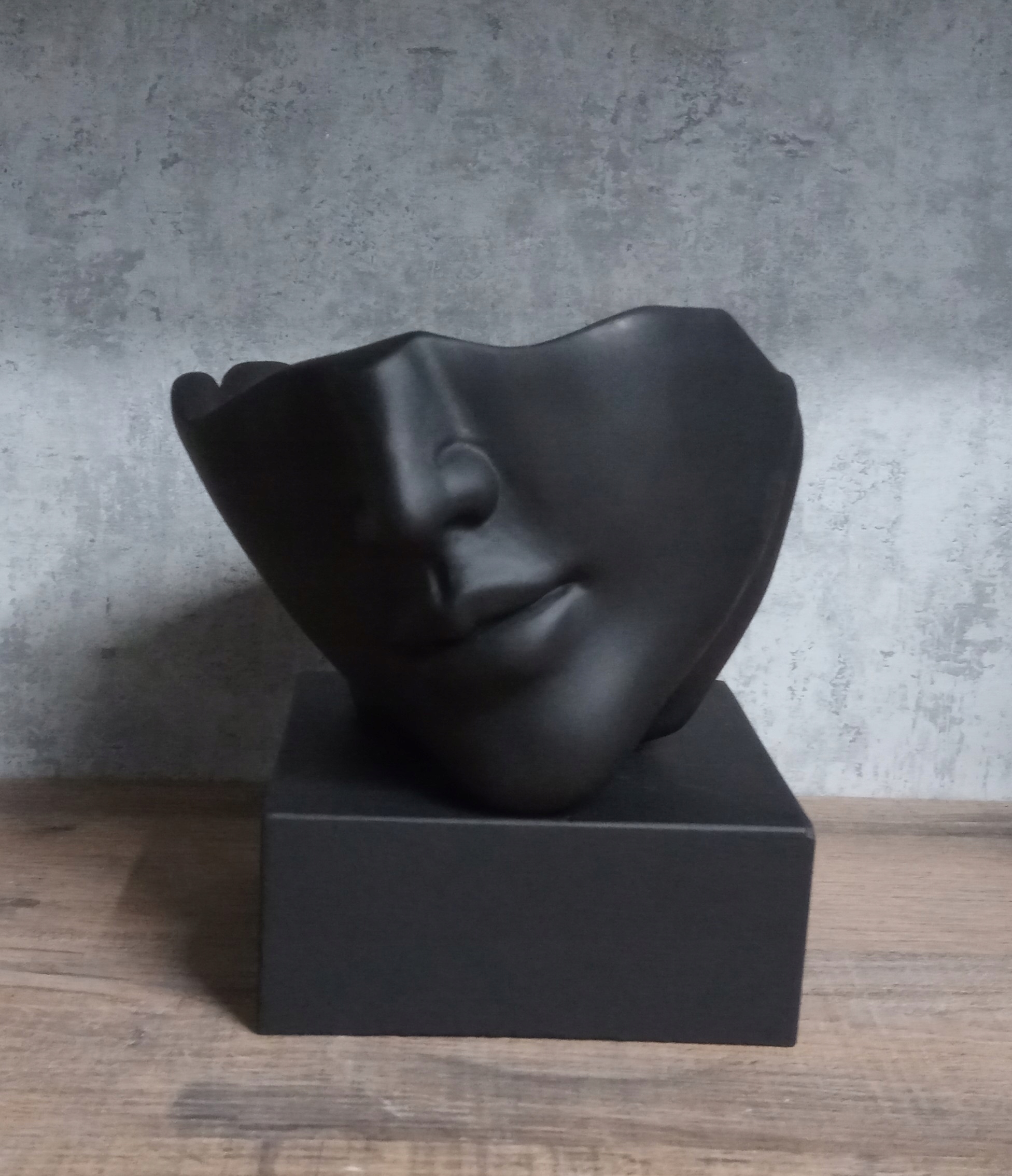 

Doniczka-oslonka głowa.H-21cm z podestem.Czarna