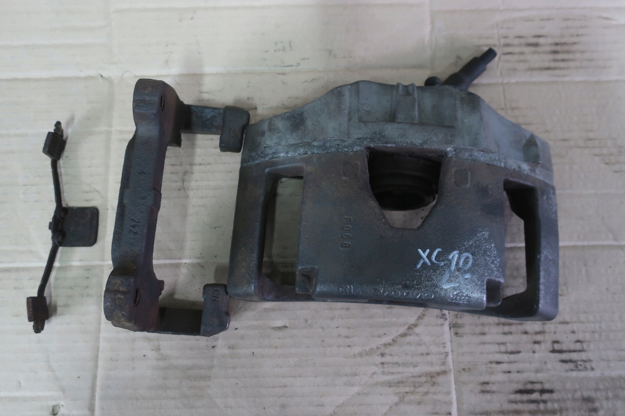 30657303 - VOLVO XC90 І 02-ГАЛЬМІВНИЙ СУПОРТ ПЕРЕДНІЙ ЛІВИЙ