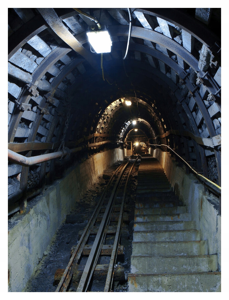 Fototapeta Kamenný tunel s dřevěnými archami a kolejnicemi 184 x 254 cm vinylová lepidlo