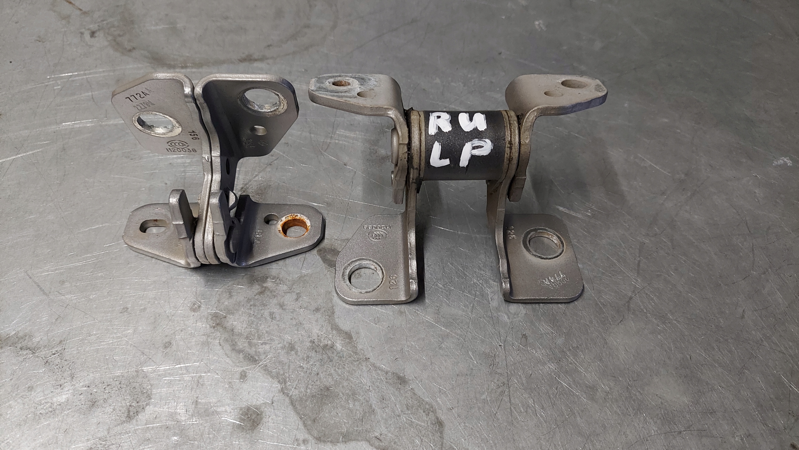 PACIFICA 2016-2022R ДВЕРНІ ПЕТЛІ ЛІВА ПЕРЕДНЯ