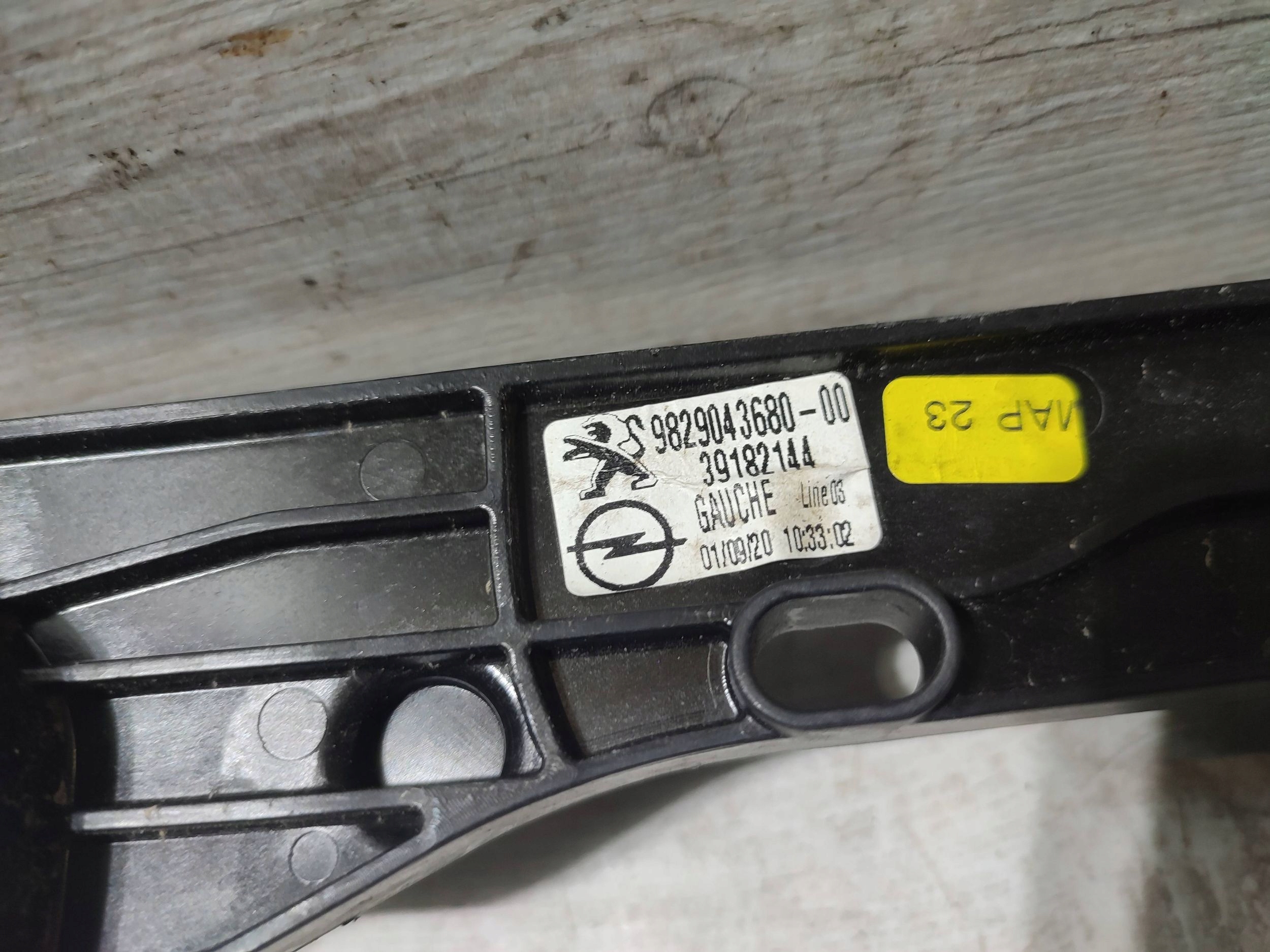 Opel Corsa F 2020 front side left lift of the window windows