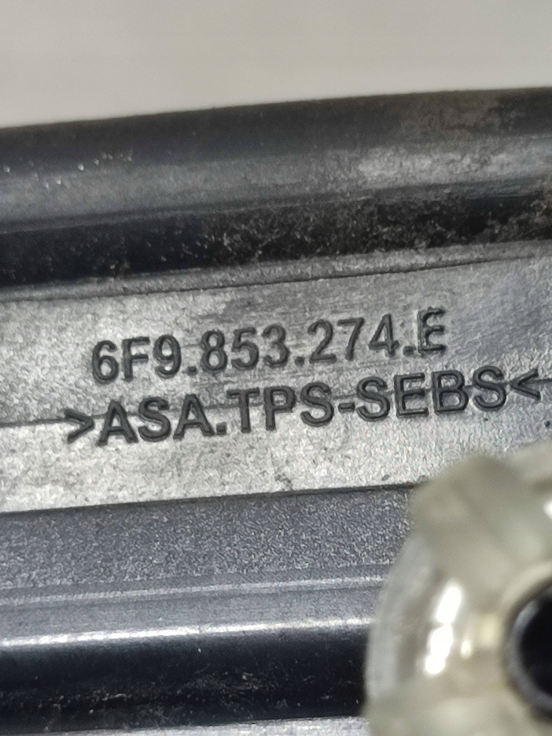 Seat Arona 2019 front right moulding / cap for fender front