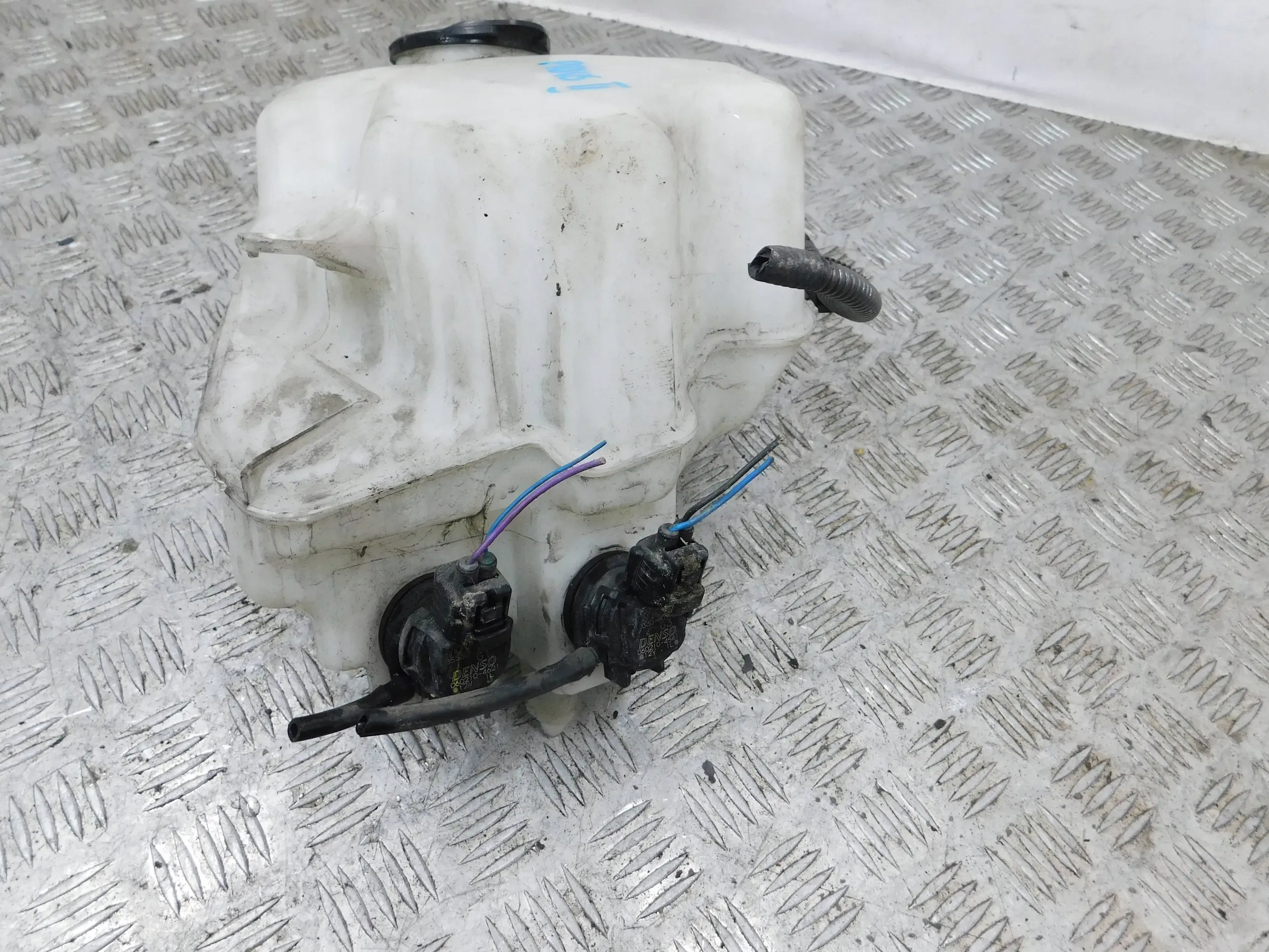 washer fluid tank TOYOTA PRIUS II