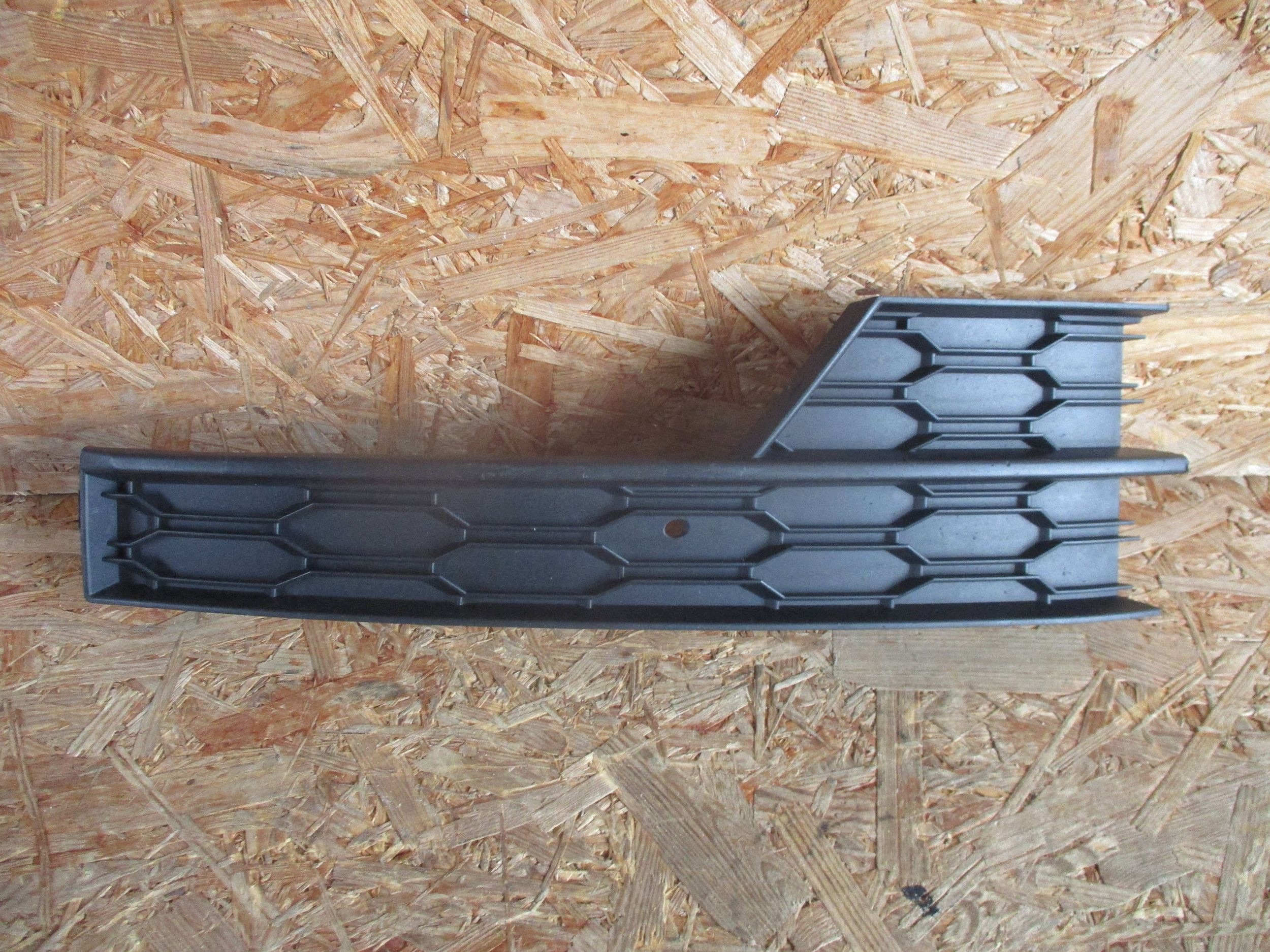 grid of a bumper front front right SKODA OCTAVIA III LIFT