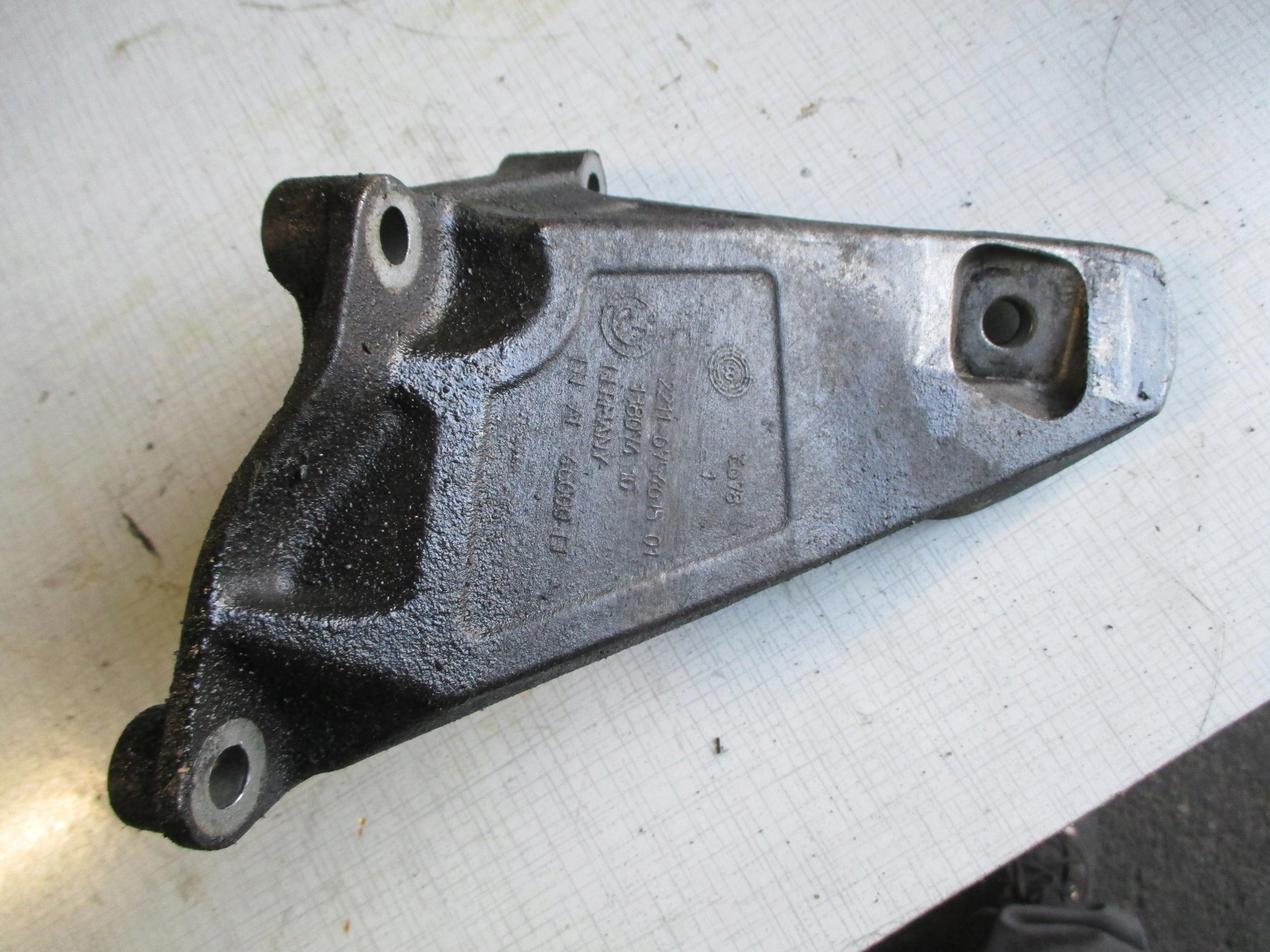 BMW E65 4.4i 01-05 ŁAPA SILNIKA LEWA 6754615