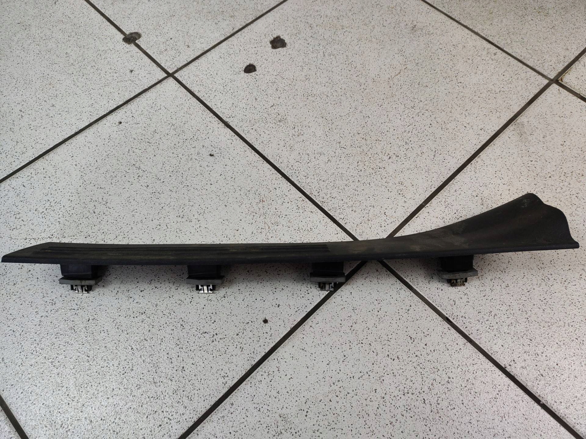 moulding threshold inner front right side Chrysler Town and Country