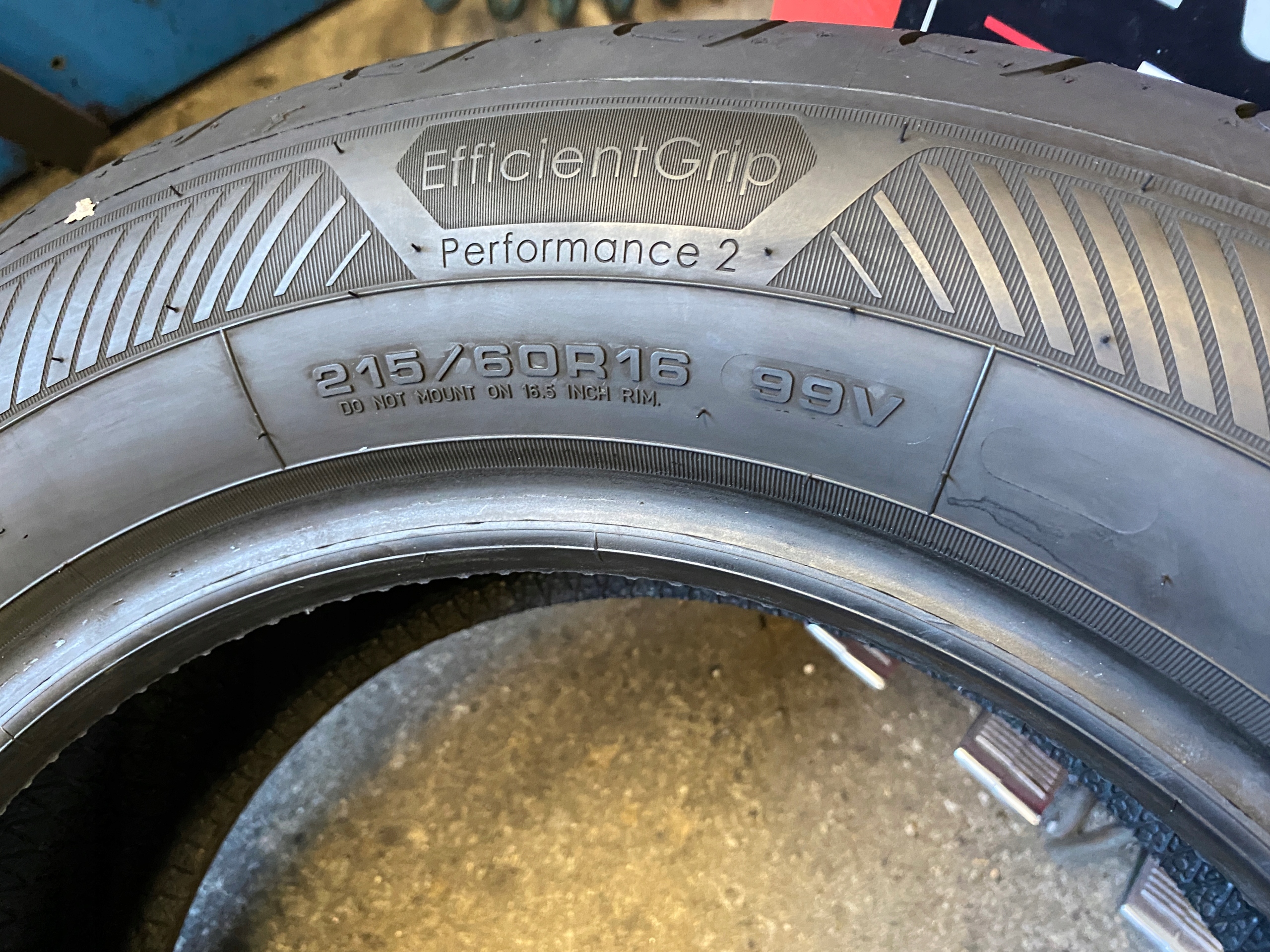 Caoutchouc 215/60R16 99V Goodyear EfficientGrip Performance 2 Comme Neuf 7mm 2023r