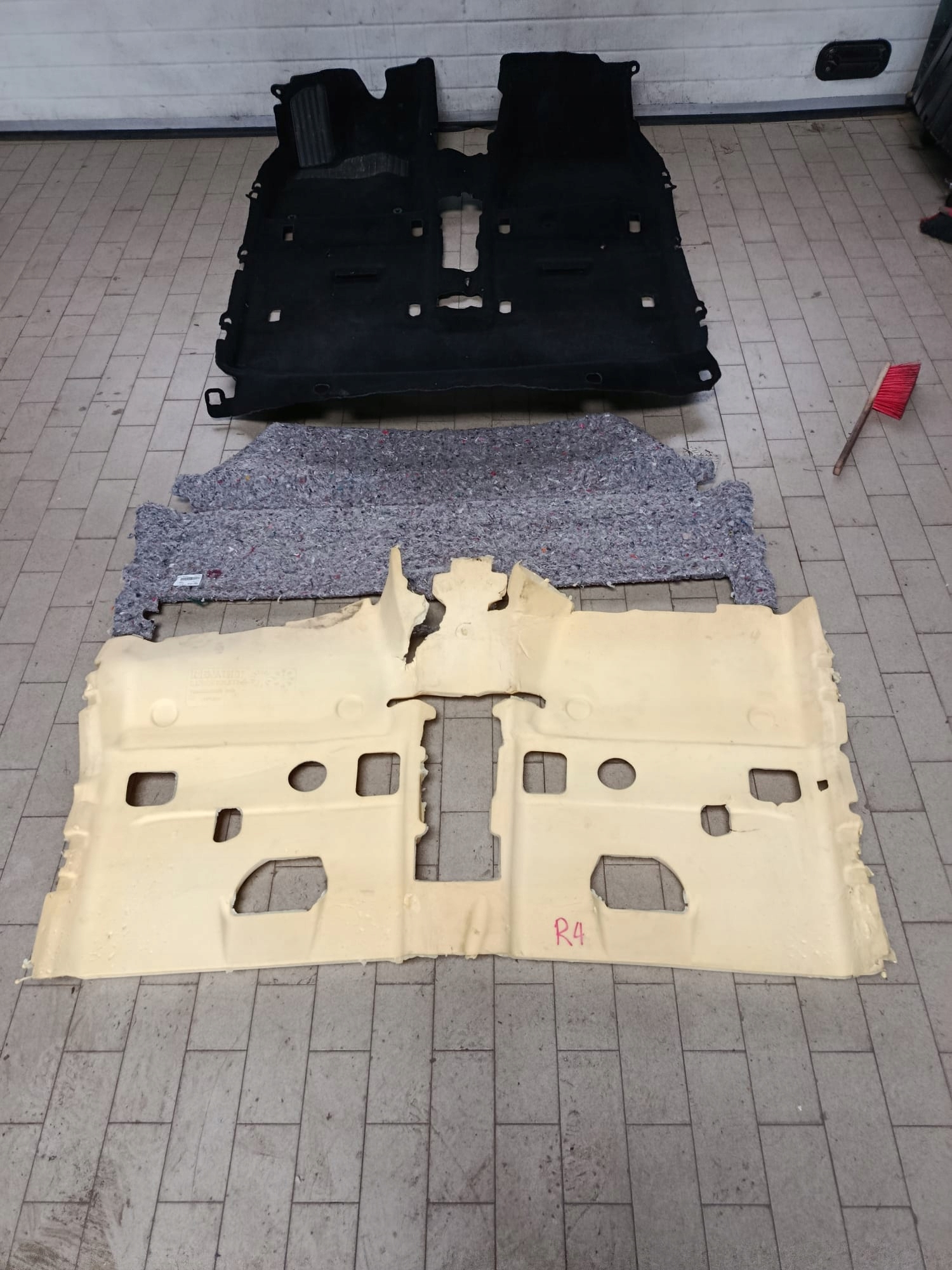 AUTOTEPPICHE BODEN- mitte KOMPLET Renault 4 749025903R