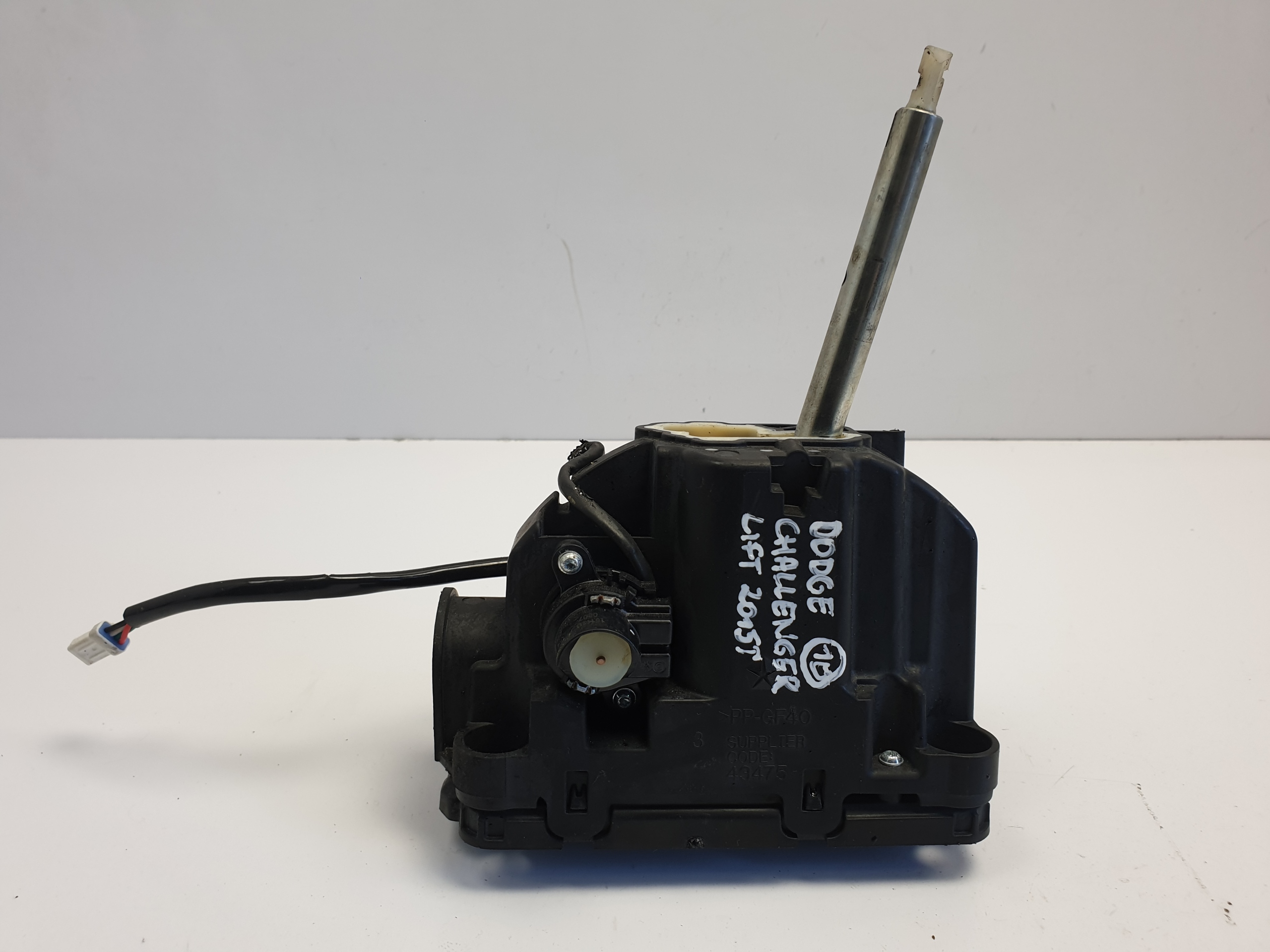 68205233AH - Dodge Challenger 15 важіль перемикання передач селектор