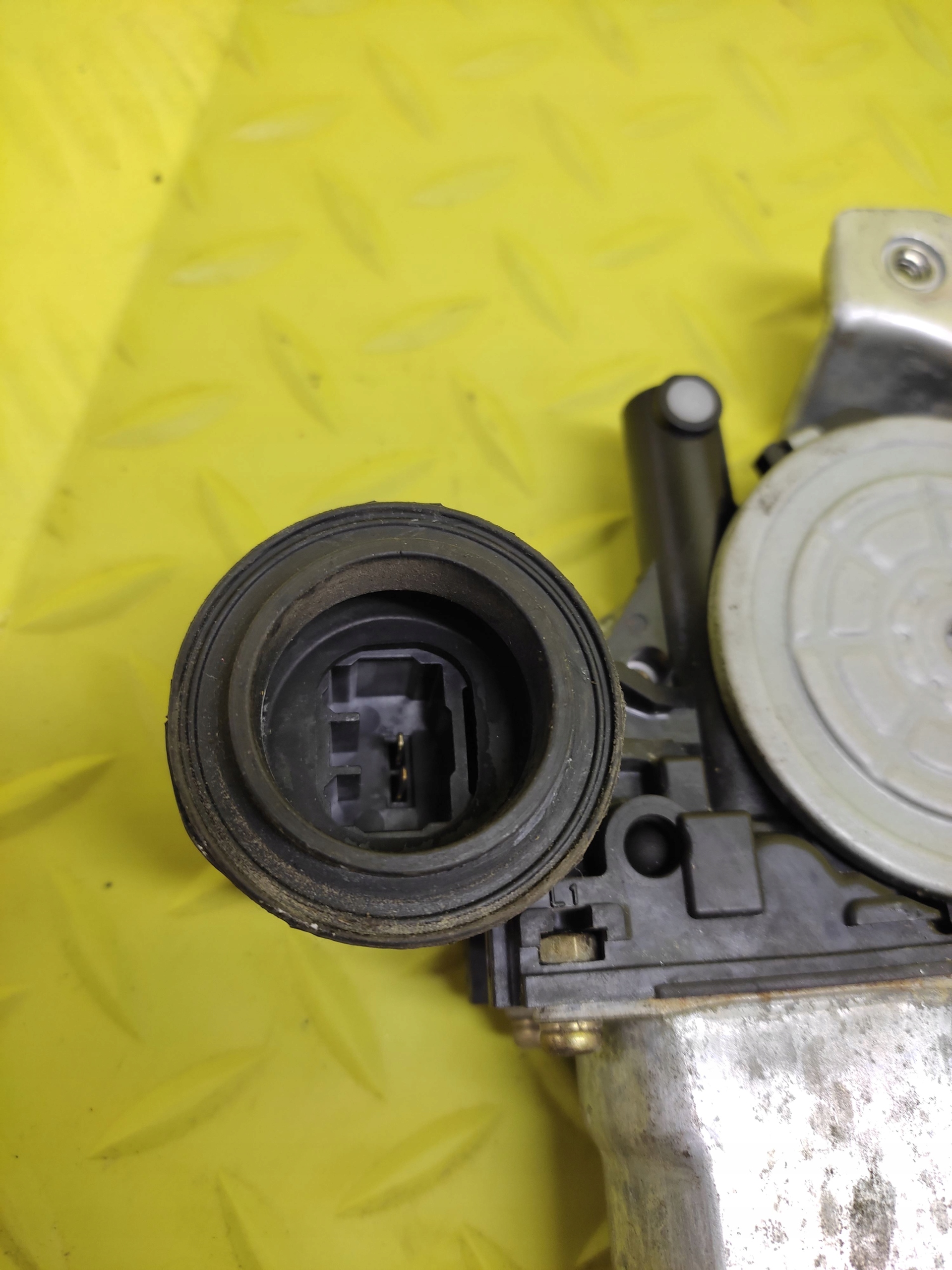 DAIHATSU YRV window regulator left rear part 2621001020