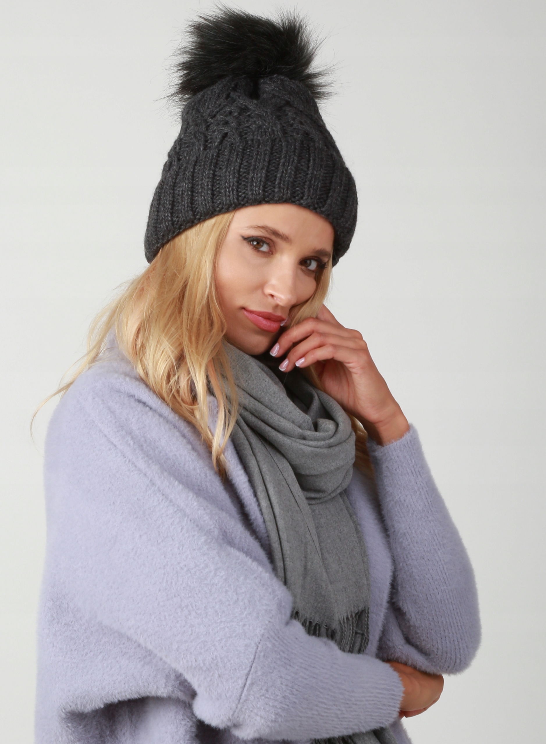 CiepłA ZIMOWA damska CZAPKA z polarem GRAFIT P12 Cechy dodatkowe ocieplenie pompon
