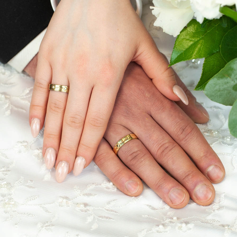 ZDOBIONE OBRĄCZKI ZE ZŁOTA PRÓBY 585 DIAMENTOWANE Szerokość 5 mm