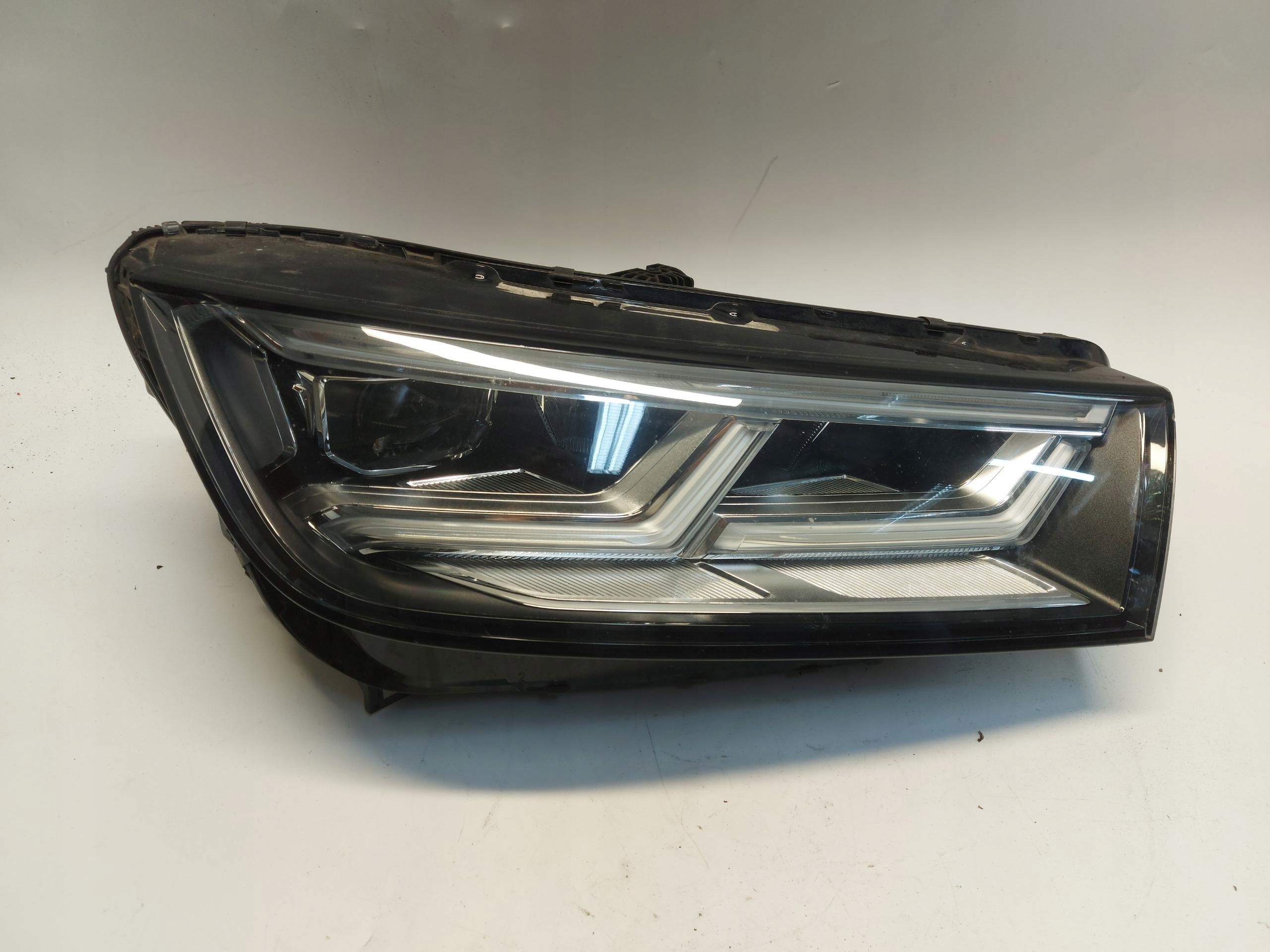 Audi Q5 80A 45 TFSI light right front