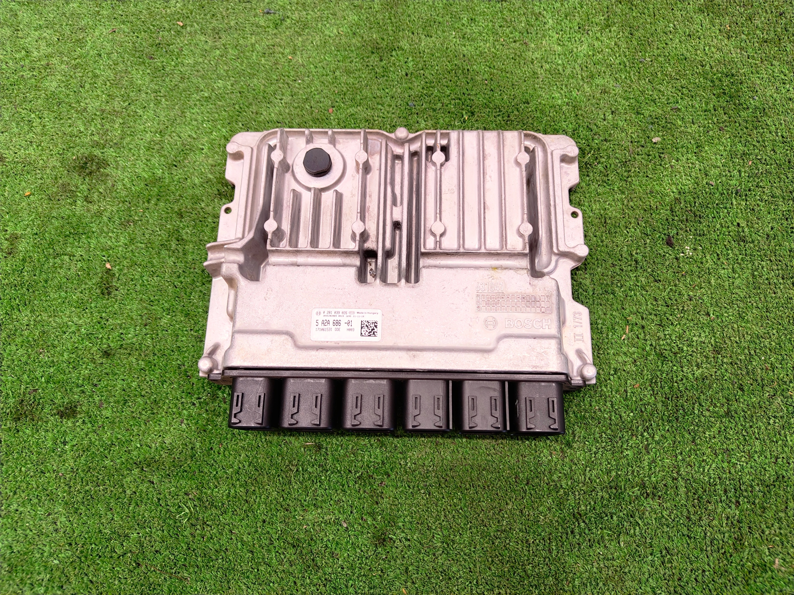 BMW X1 F48 computer control unit of the engine ECU 5A2A686