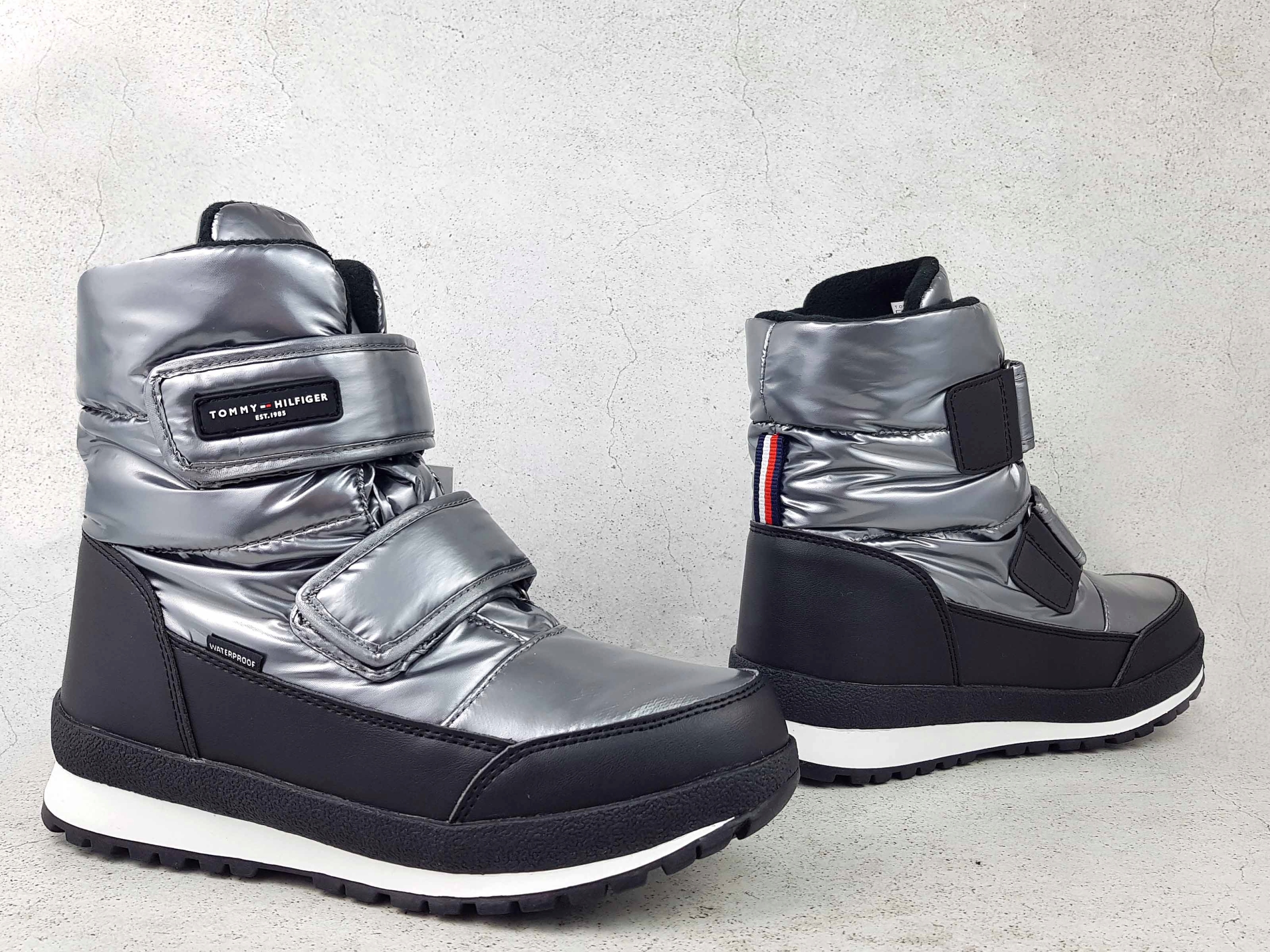 TOMMY HILFIGER ŚNIEGOWCE BUTY DAMSKIE OCIEPLANE Wzór dominujący logo