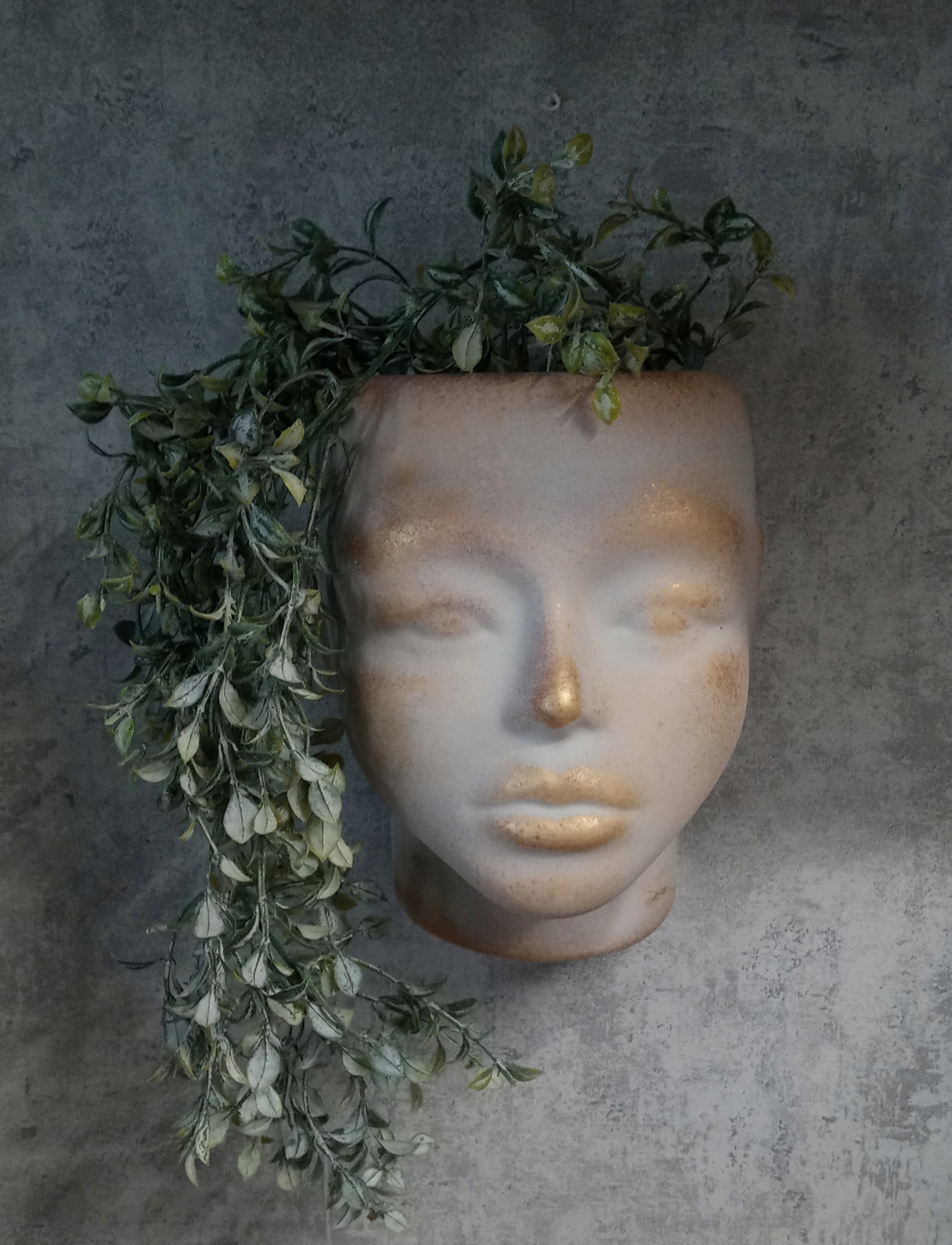 

Doniczka-oslonka głowa. 20cm.Wisząca.Złoto-beż